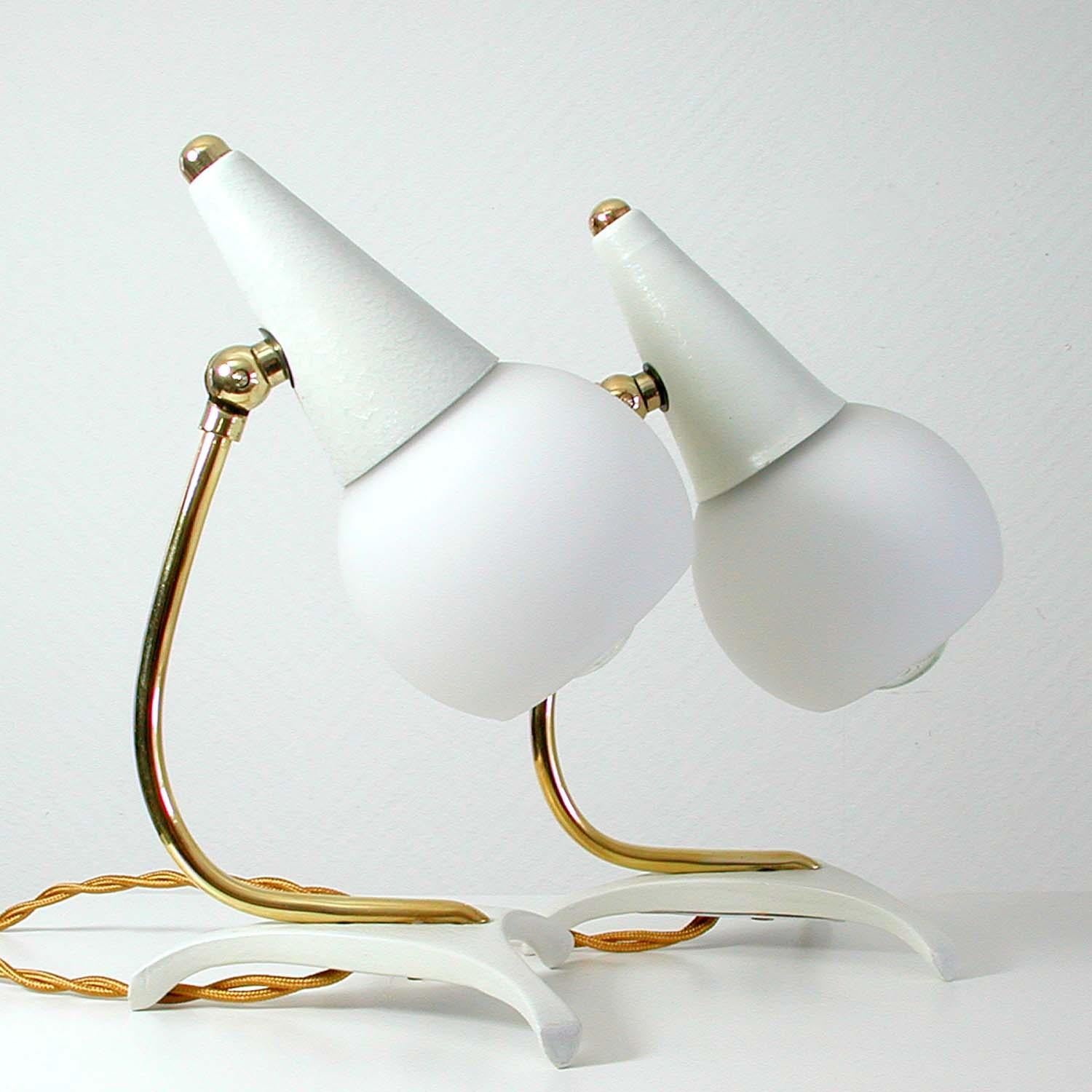 Midcentury Italian Sputnik Style Tripod White Table Lamps, 1950s In Good Condition In NUEMBRECHT, NRW