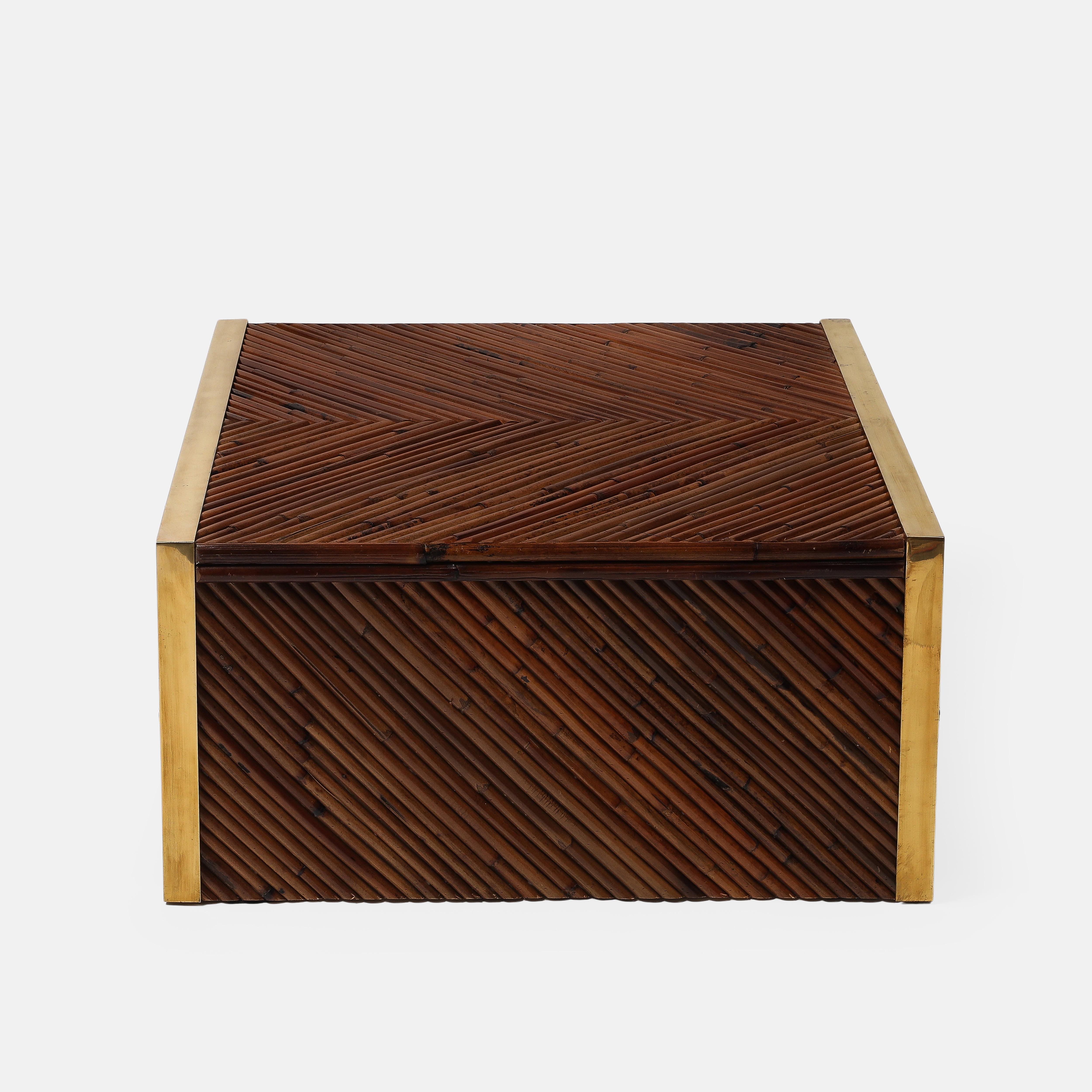 Mid-Century moderno Tavolino quadrato in bambù e ottone del Medioevo nello stile di Gabriella Crespi in vendita