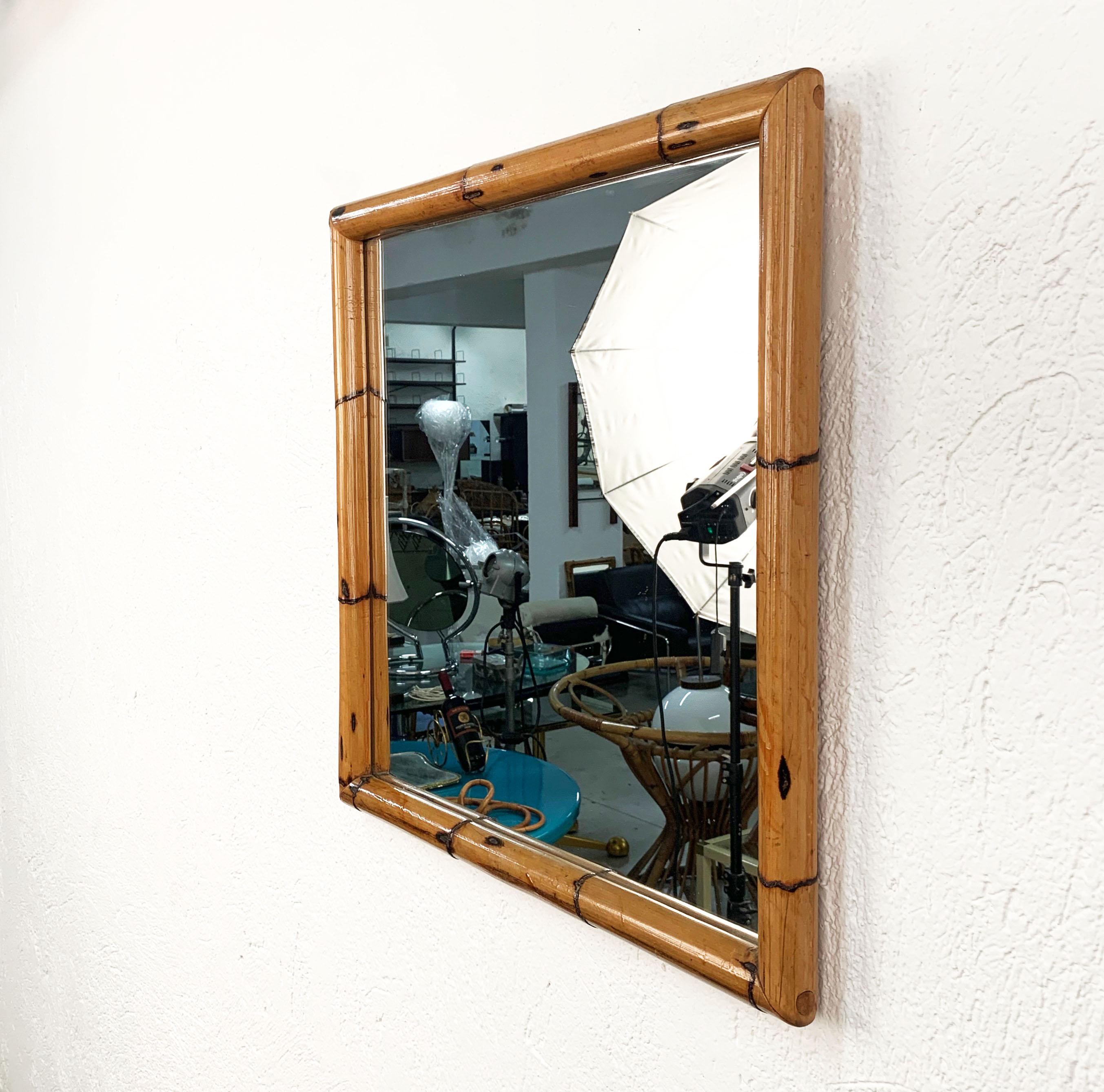 Midcentury square mirror, produced in Italy during the 1970s and attributed to Bonacina.

The way in which bamboo lines and glass integrate is fantastic and gives to this mirror an everlasting charm.

This item is perfect for a midcentury style