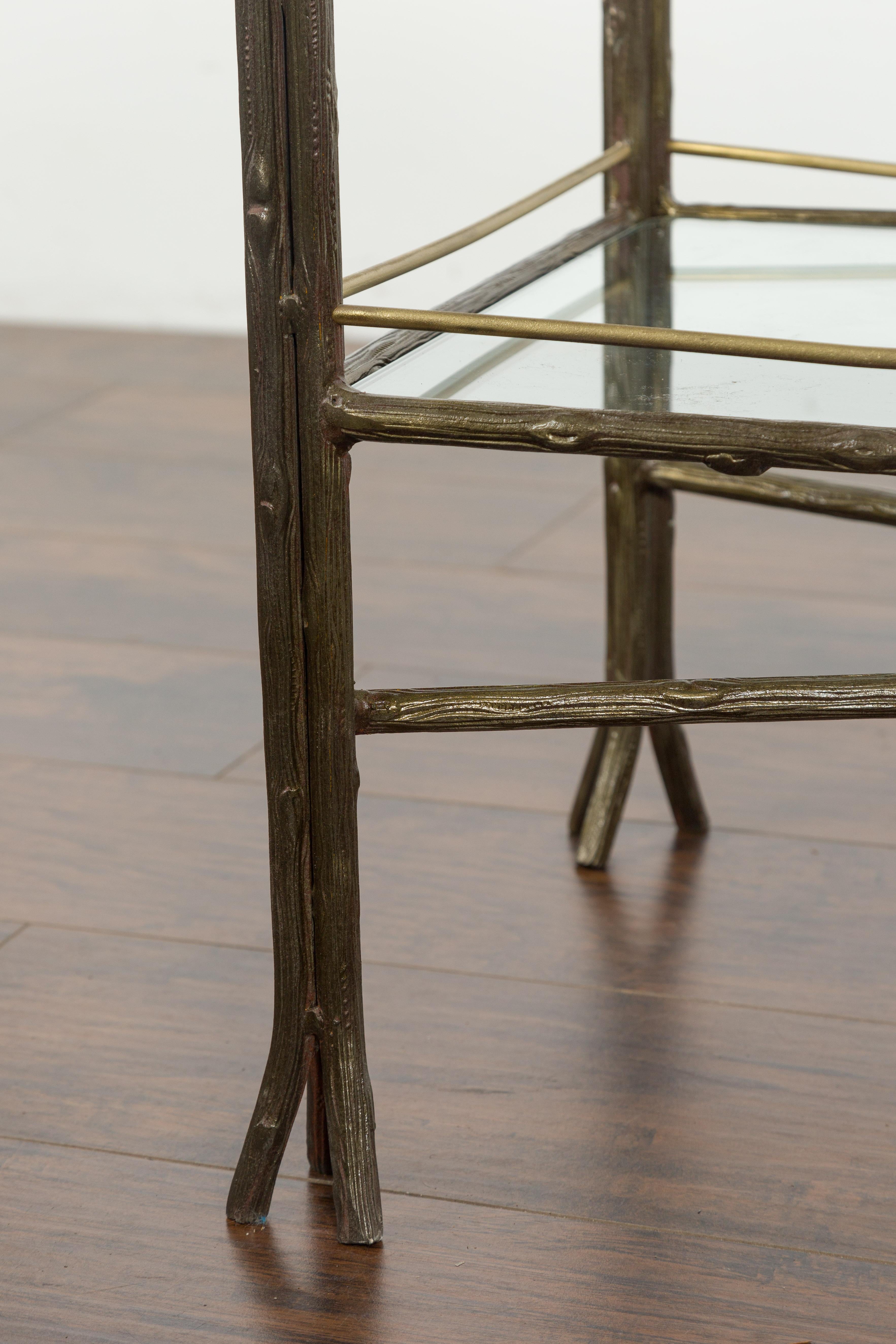 Table italienne du milieu du siècle dernier en acier et laiton imitation bois avec plateau en verre et étagère en vente 4