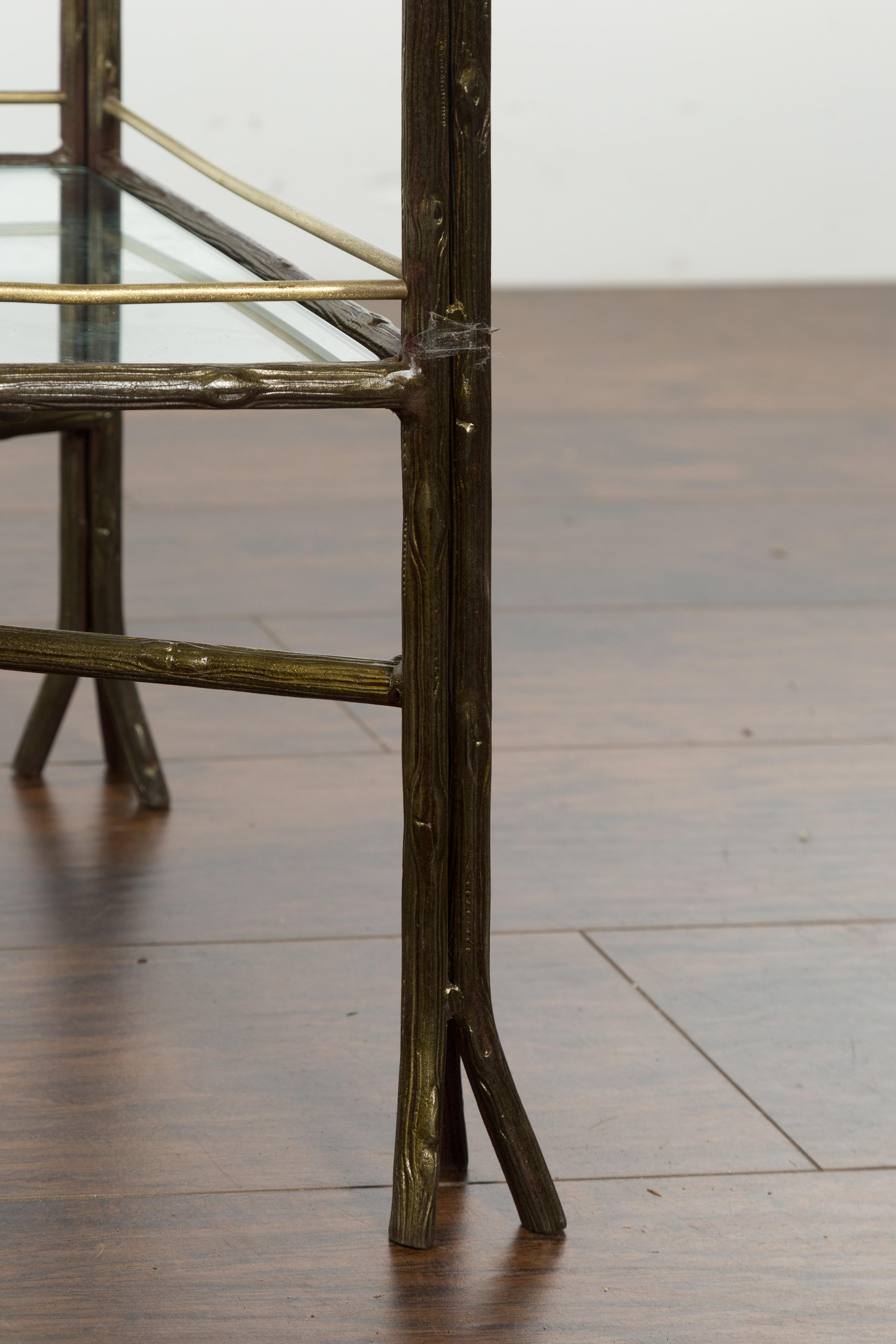 Table italienne du milieu du siècle dernier en acier et laiton imitation bois avec plateau en verre et étagère en vente 5