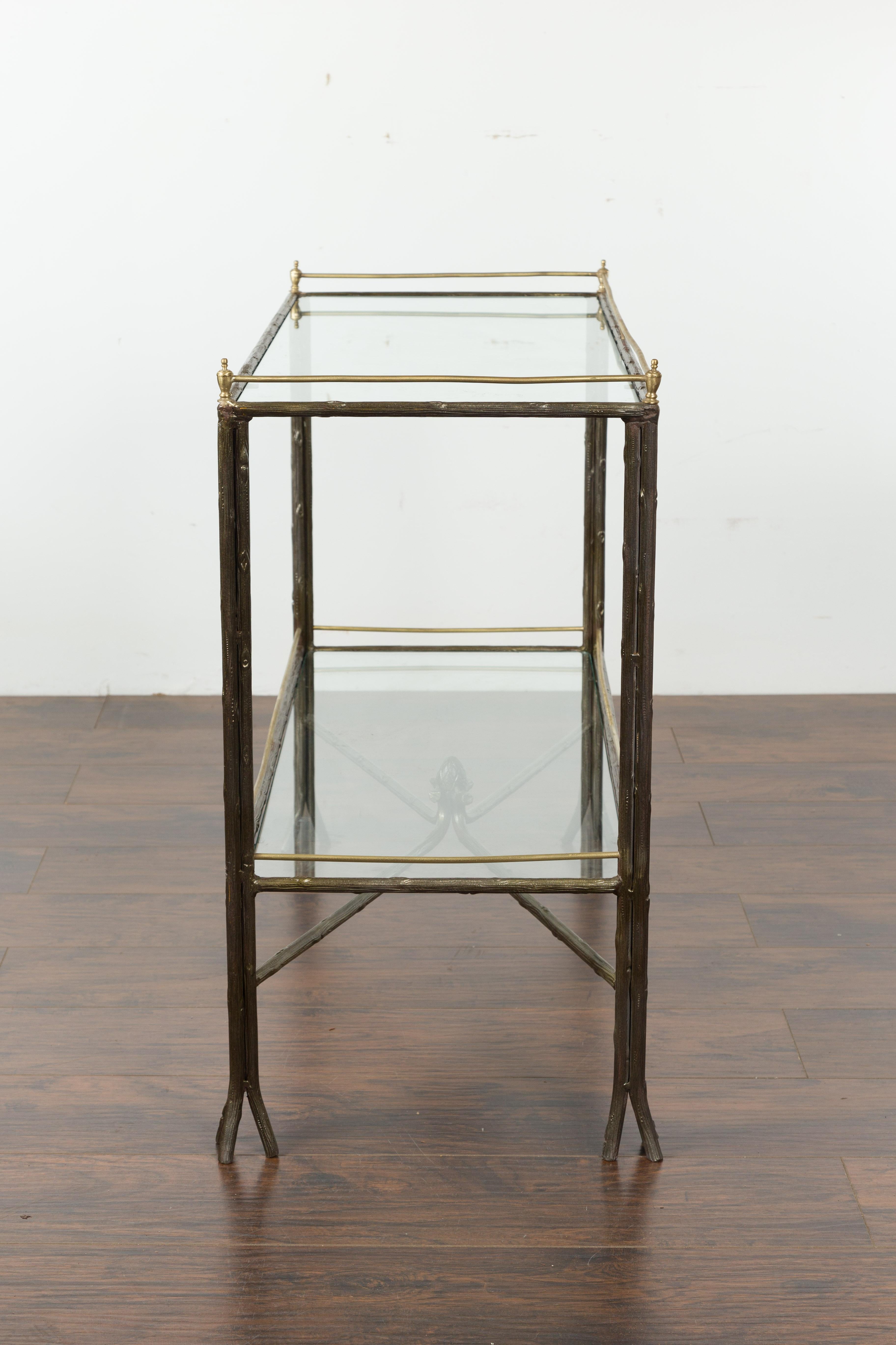 Table italienne du milieu du siècle dernier en acier et laiton imitation bois avec plateau en verre et étagère en vente 11