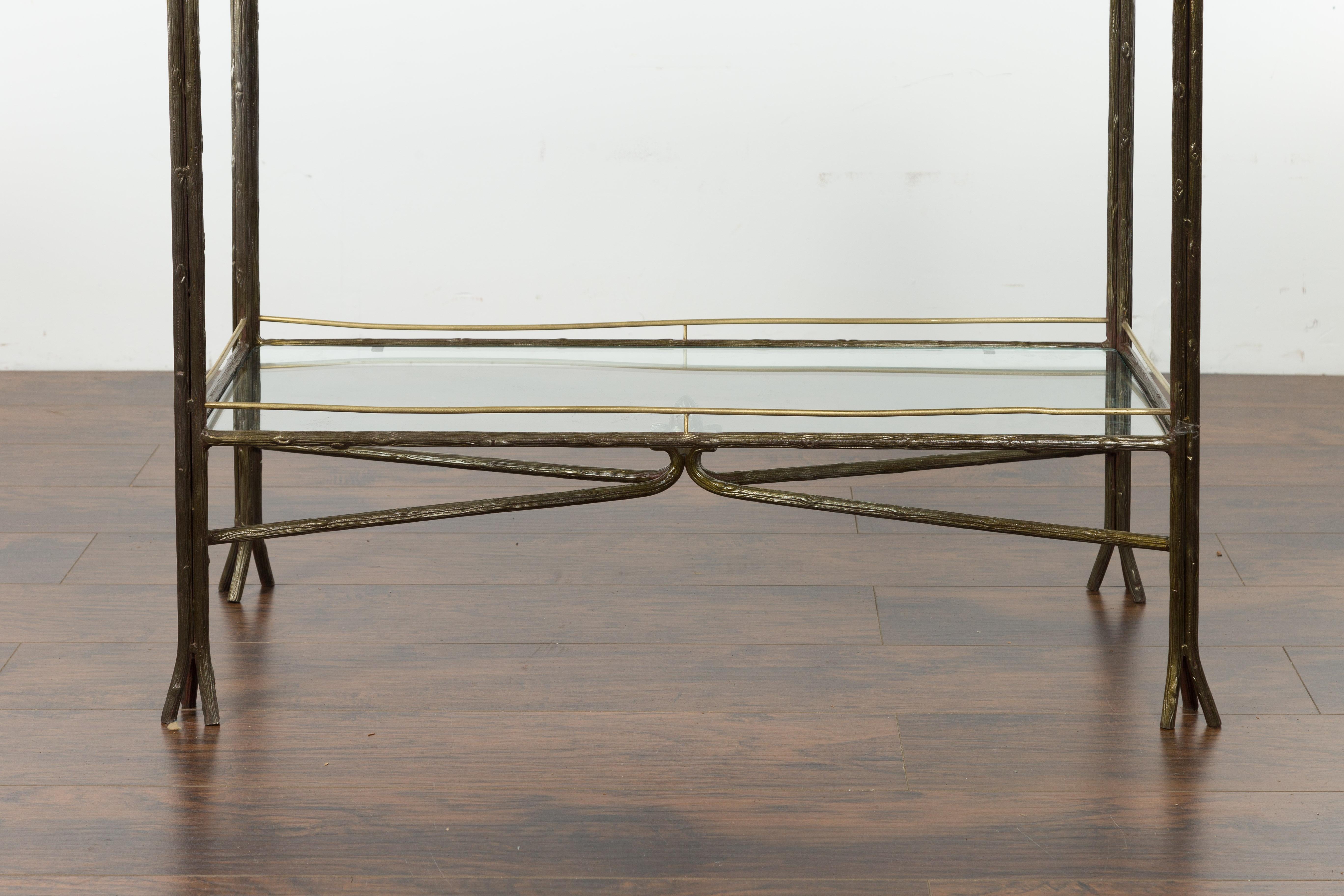 Table italienne du milieu du siècle dernier en acier et laiton imitation bois avec plateau en verre et étagère Bon état - En vente à Atlanta, GA