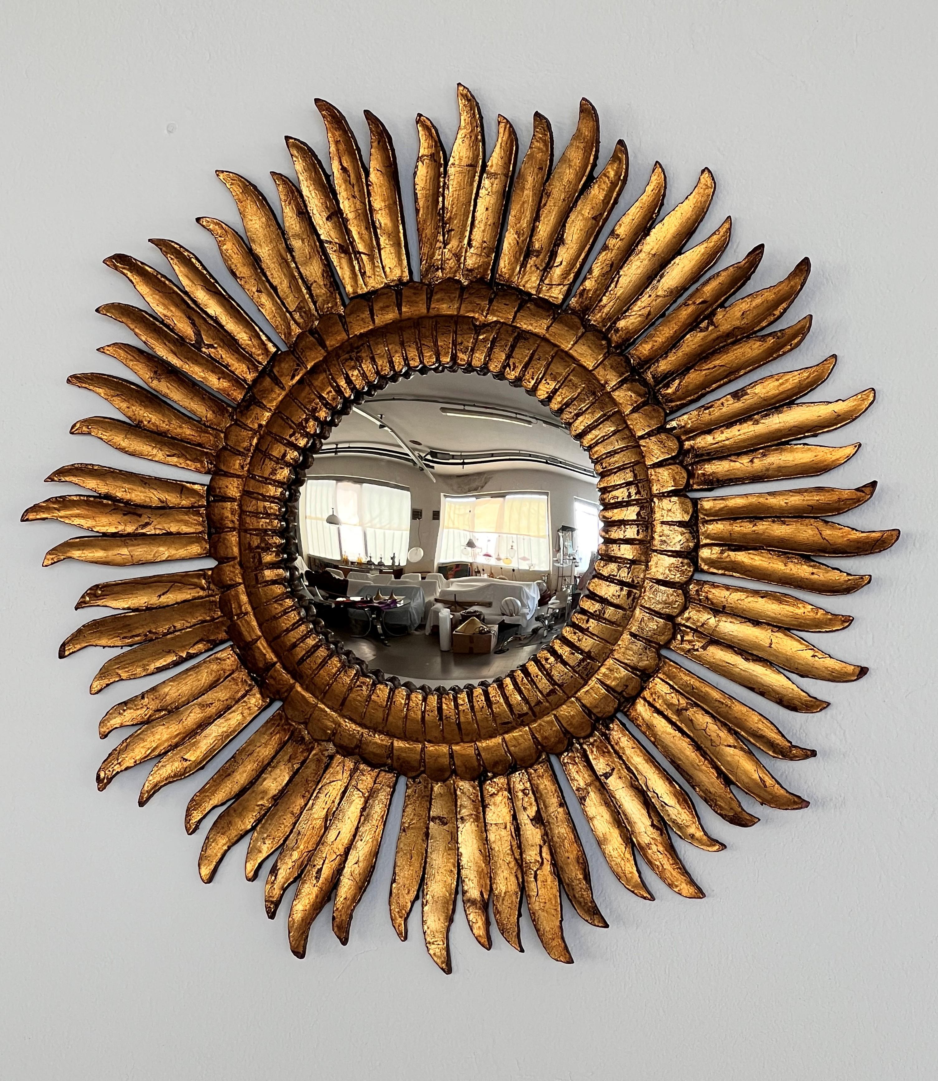 Midcentury Italian Sunburst Giltwood Mirror with Concave Mirror Glass In Good Condition For Sale In Morazzone, Varese