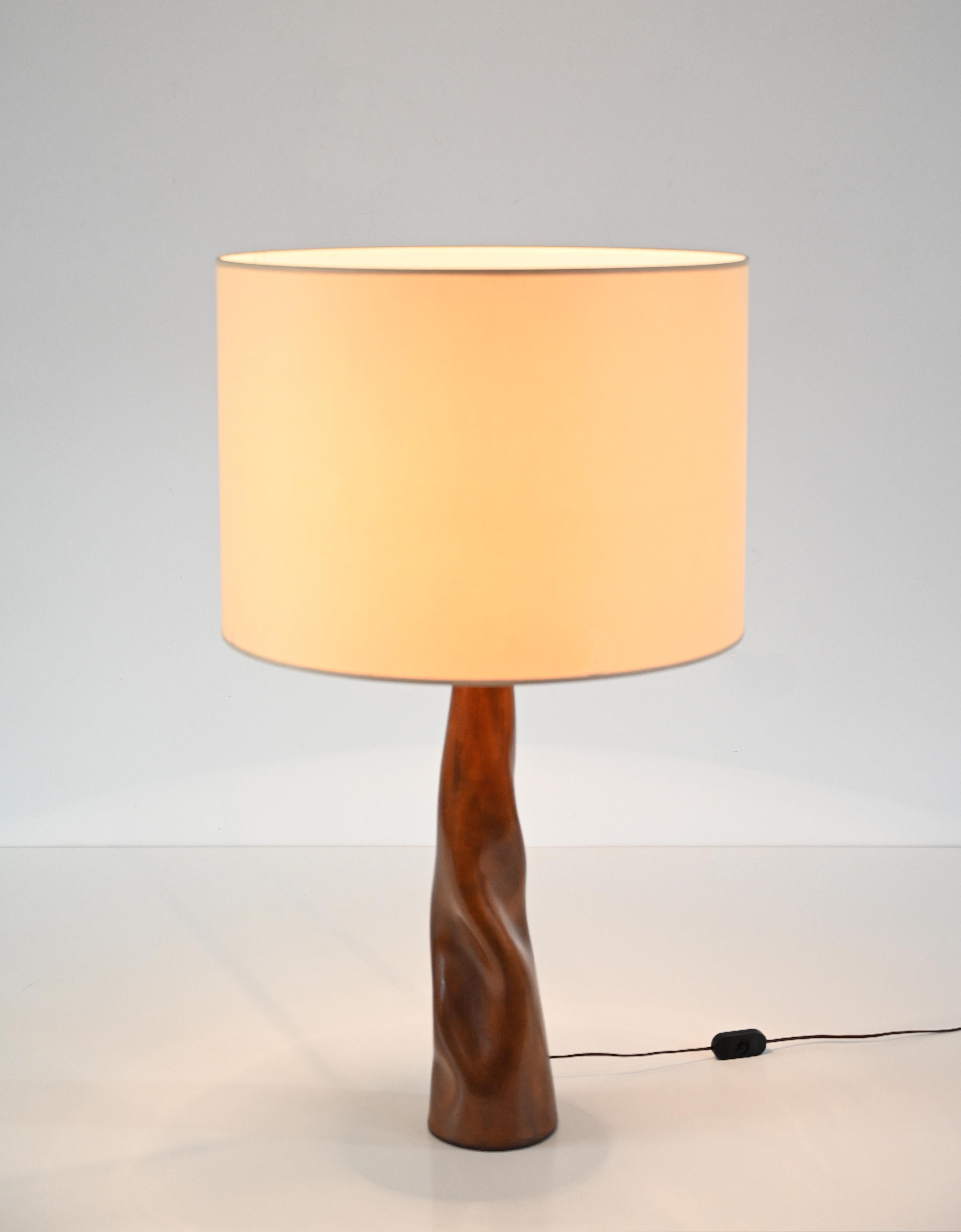Midcentury Italian Sculptural Table Lamp in Curved Brown Leather, Italy 1970s For Sale 4