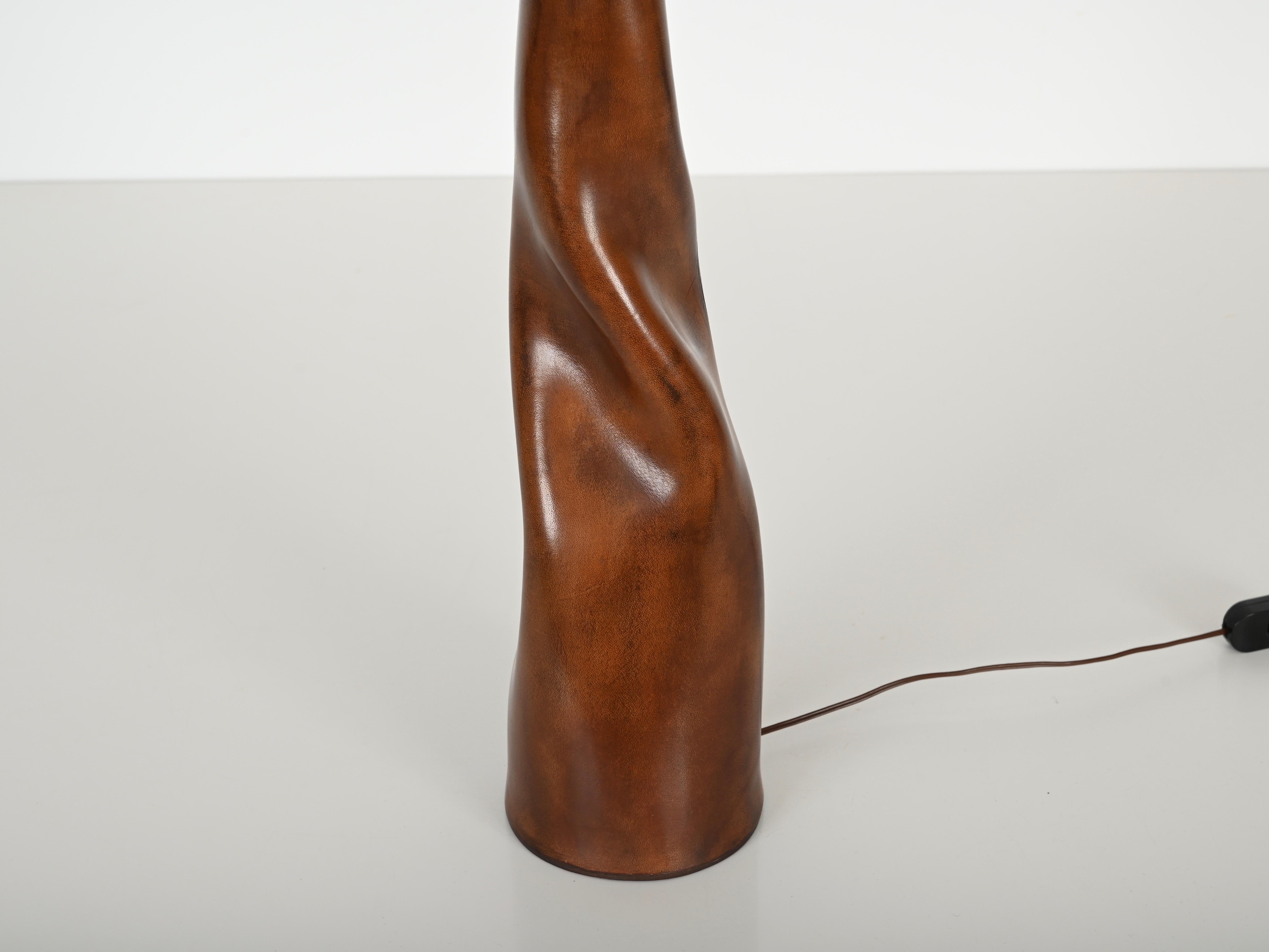 Midcentury Italian Sculptural Table Lamp in Curved Brown Leather, Italy 1970s For Sale 5