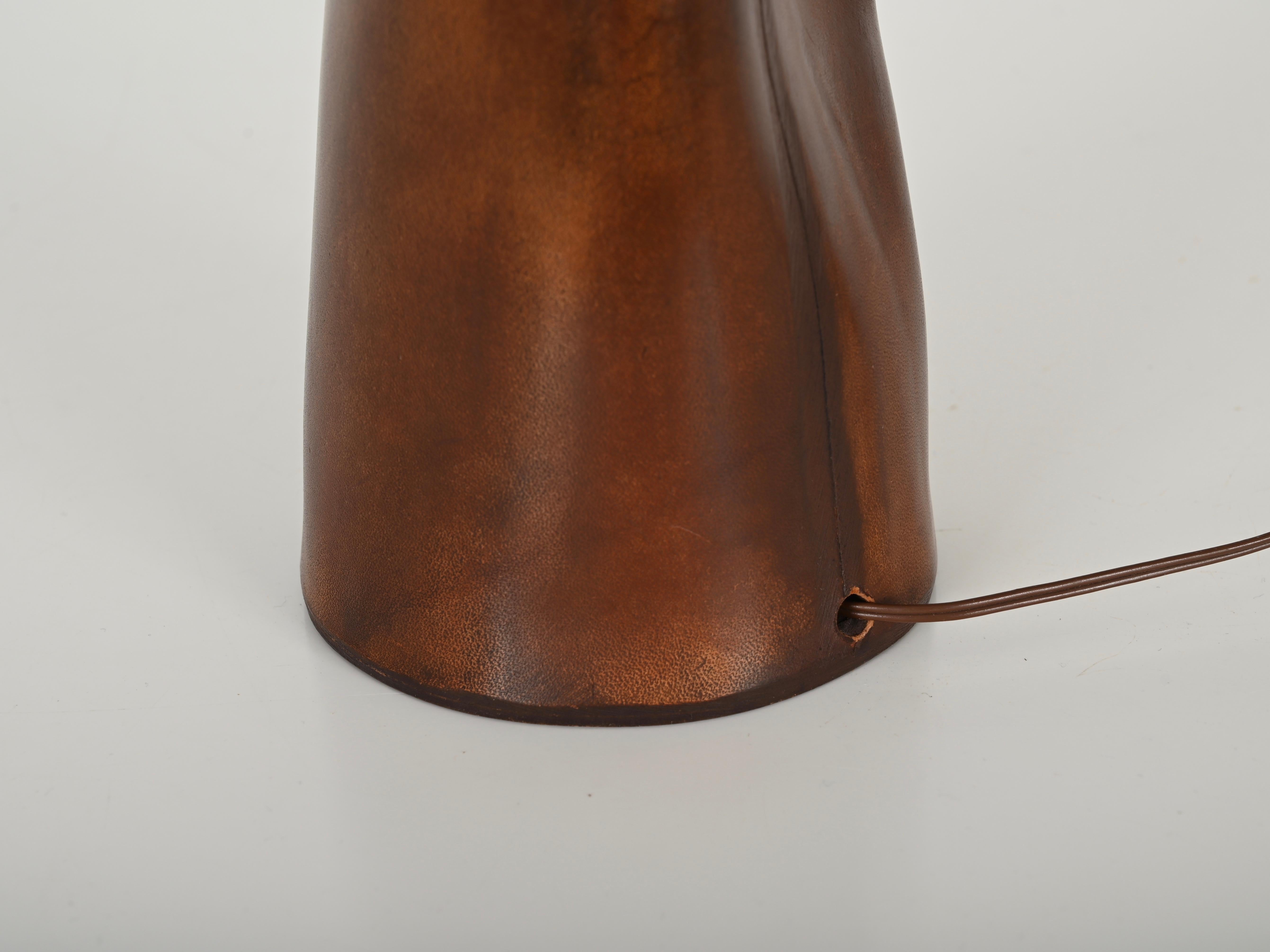 Midcentury Italian Sculptural Table Lamp in Curved Brown Leather, Italy 1970s For Sale 6