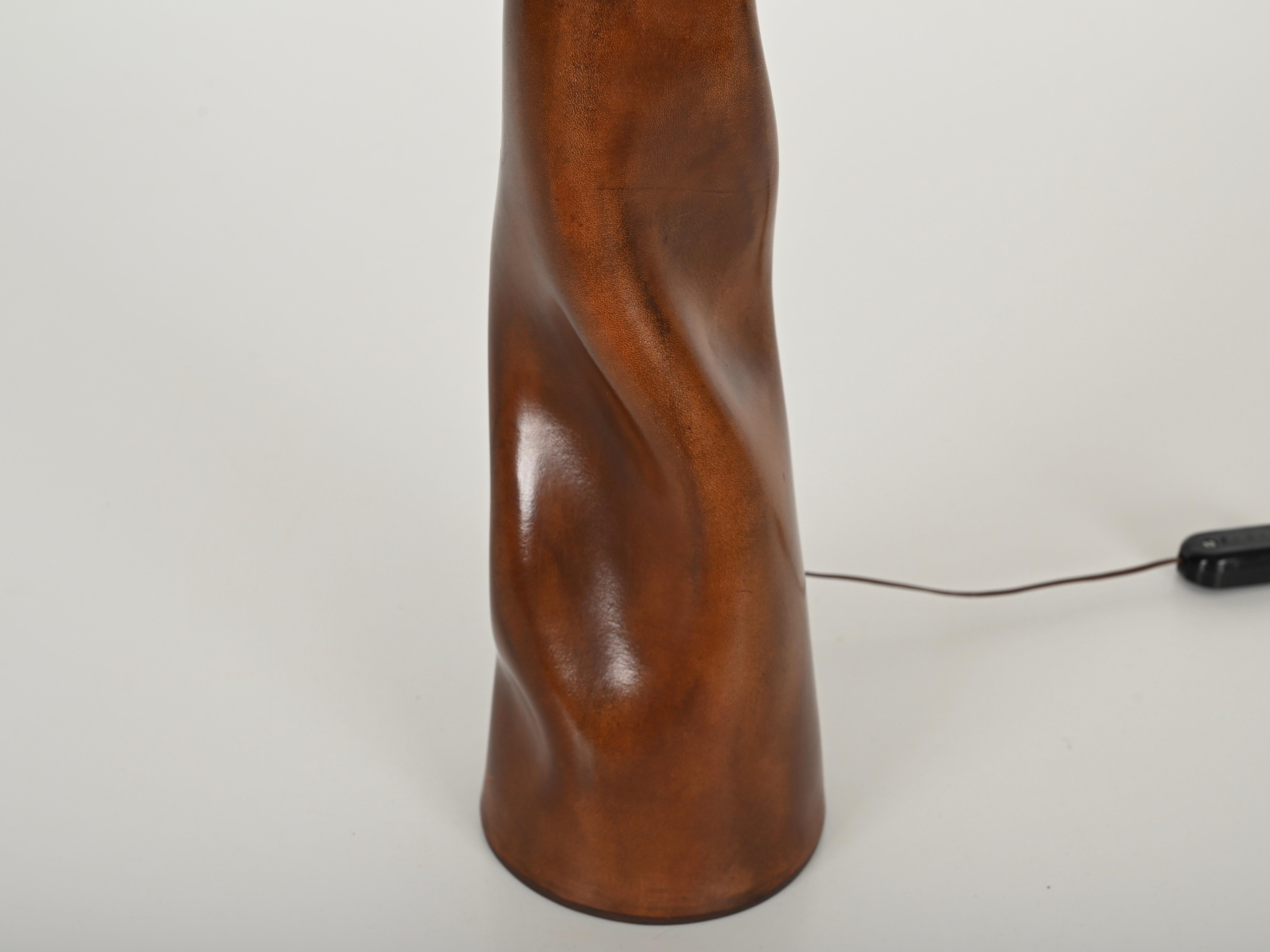 Midcentury Italian Sculptural Table Lamp in Curved Brown Leather, Italy 1970s For Sale 7