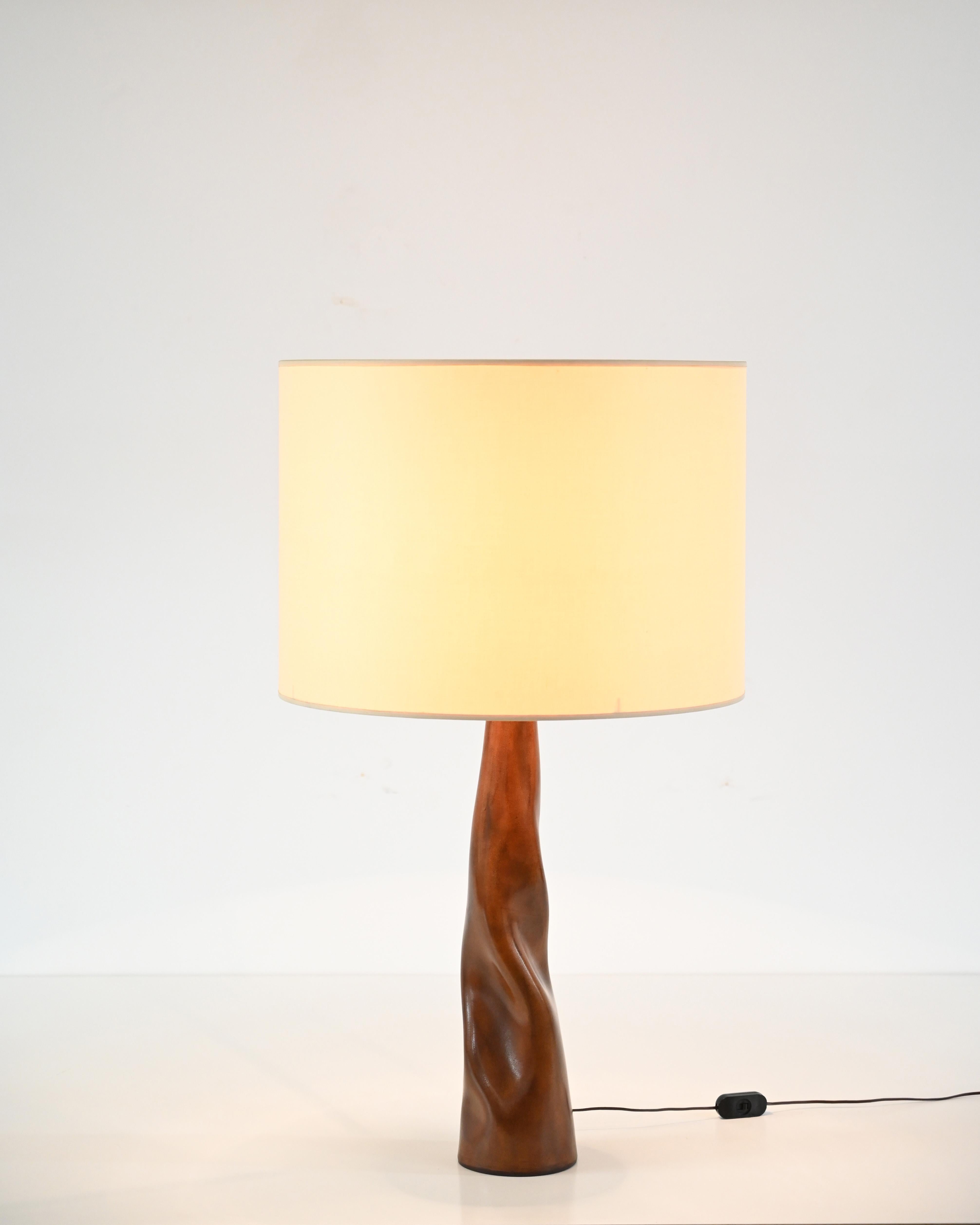 Midcentury Italian Sculptural Table Lamp in Curved Brown Leather, Italy 1970s For Sale 9