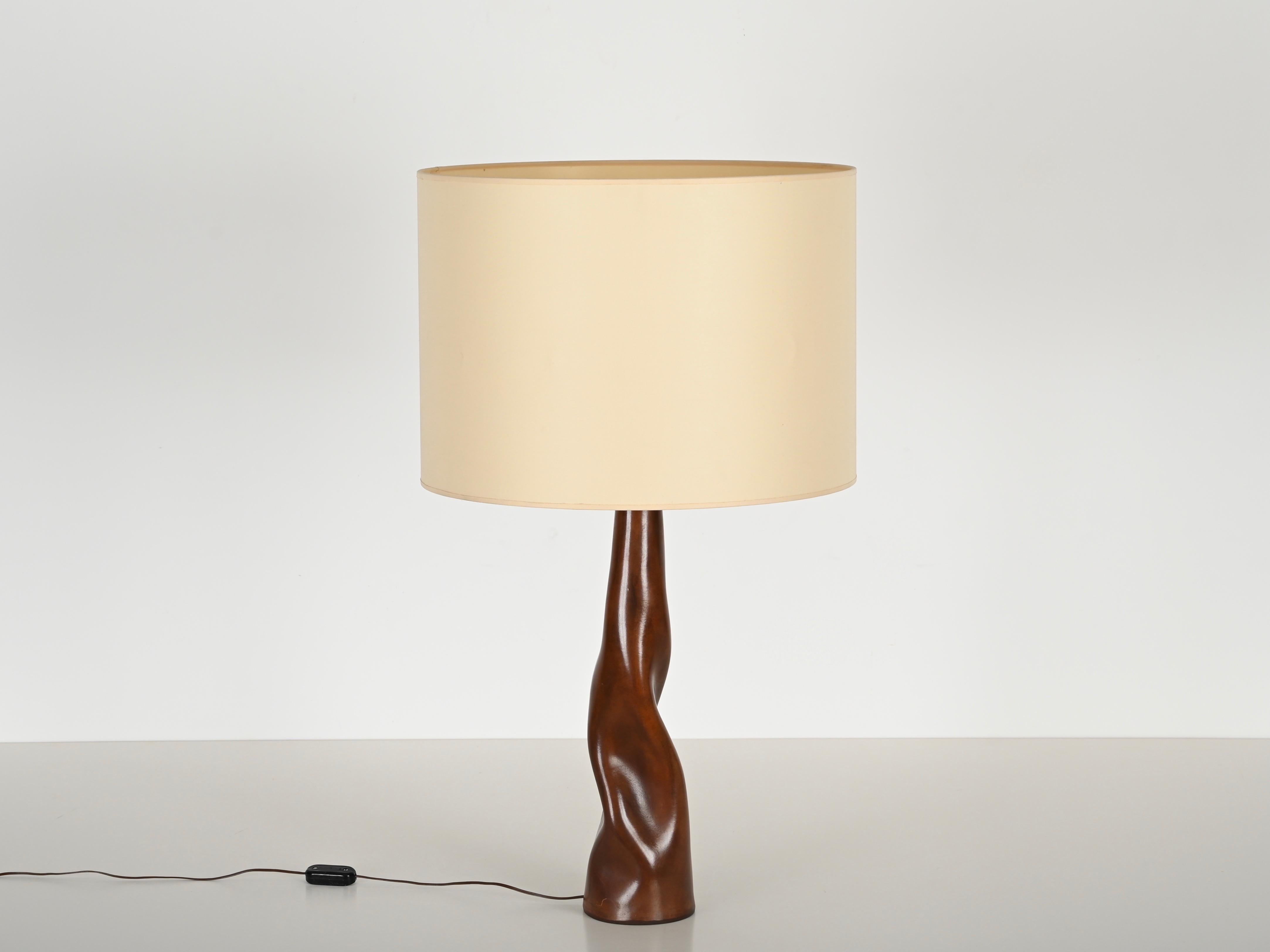 Hand-Crafted Midcentury Italian Sculptural Table Lamp in Curved Brown Leather, Italy 1970s For Sale
