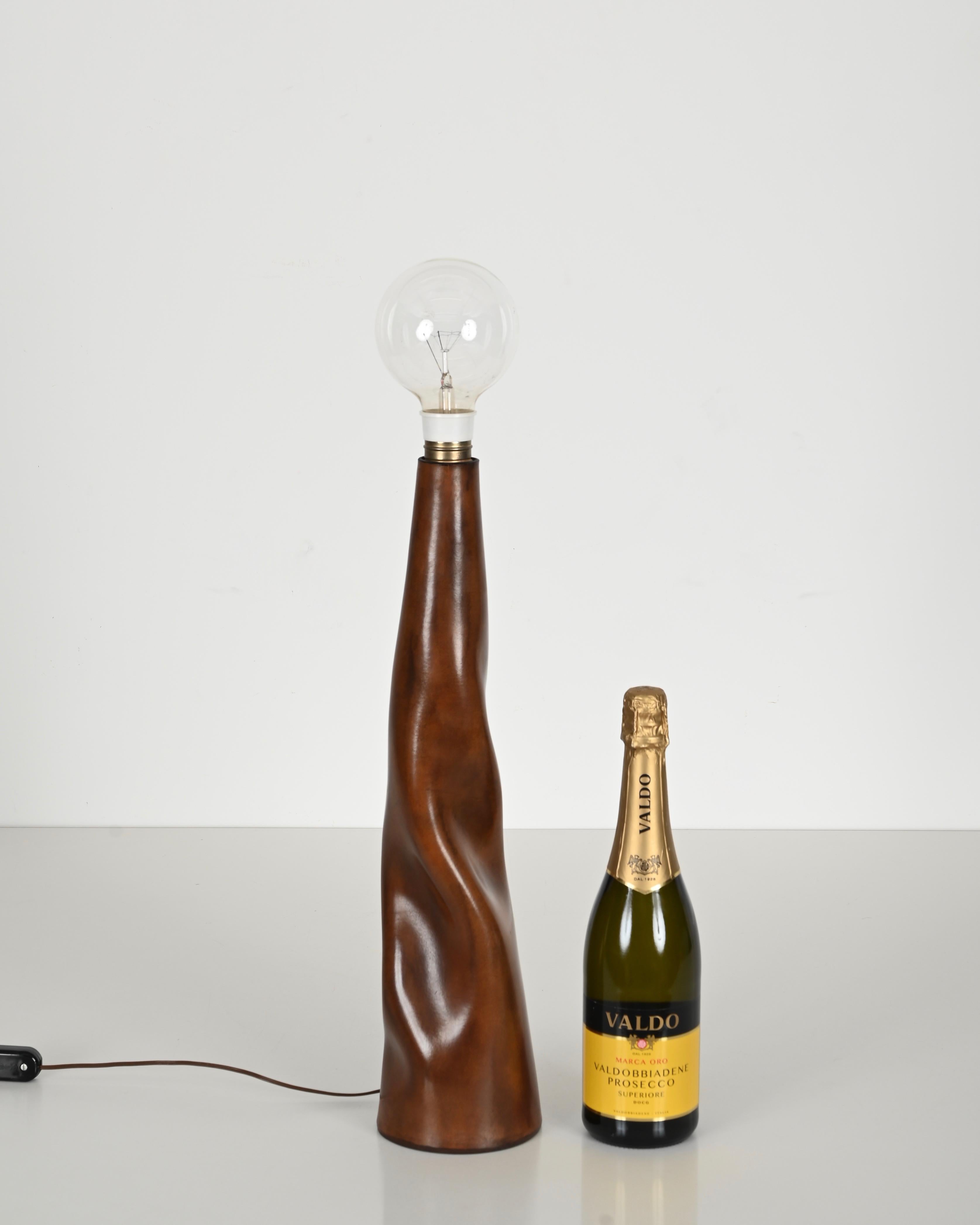 Midcentury Italian Sculptural Table Lamp in Curved Brown Leather, Italy 1970s In Good Condition For Sale In Roma, IT