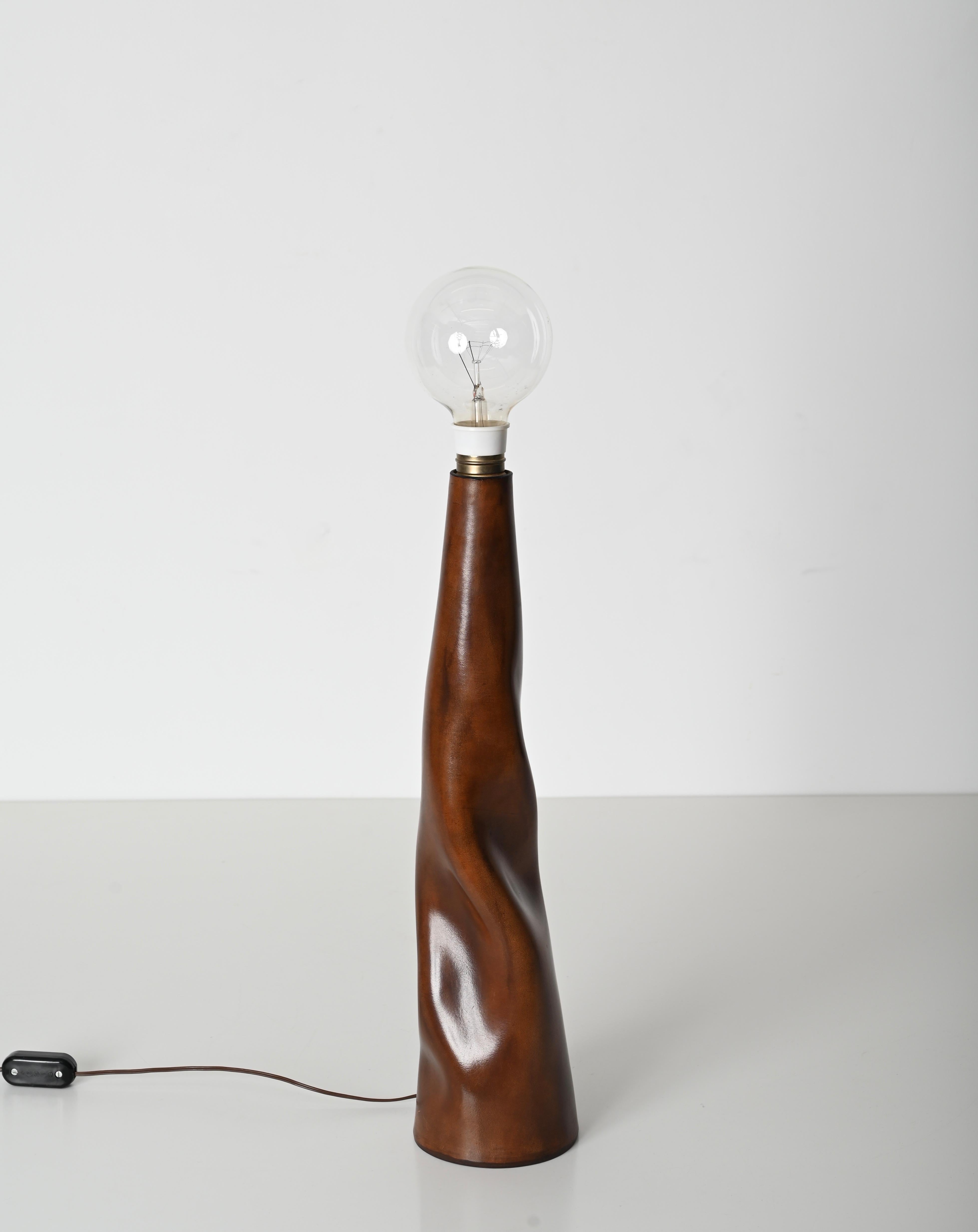 20th Century Midcentury Italian Sculptural Table Lamp in Curved Brown Leather, Italy 1970s For Sale