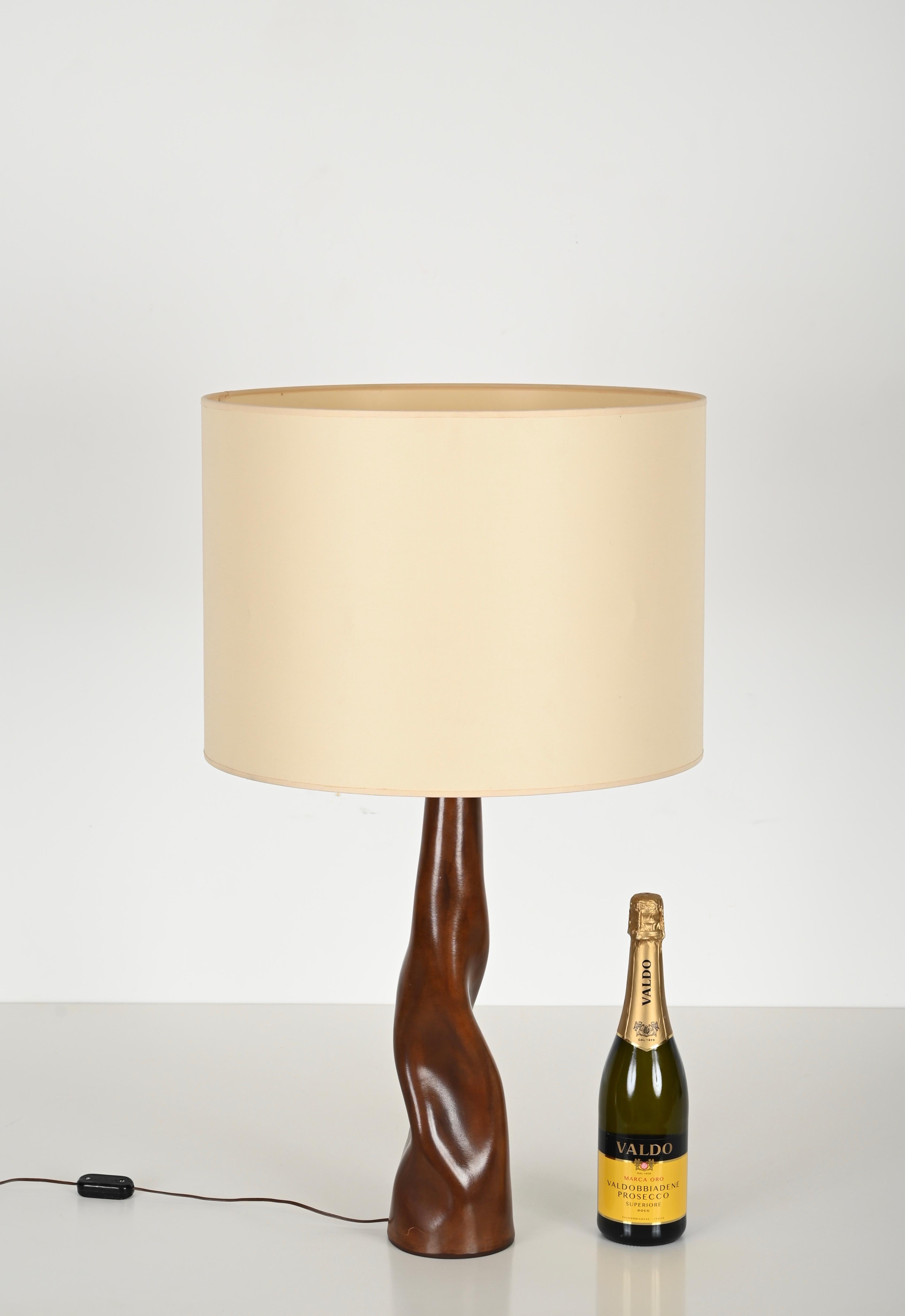 Midcentury Italian Sculptural Table Lamp in Curved Brown Leather, Italy 1970s For Sale 1