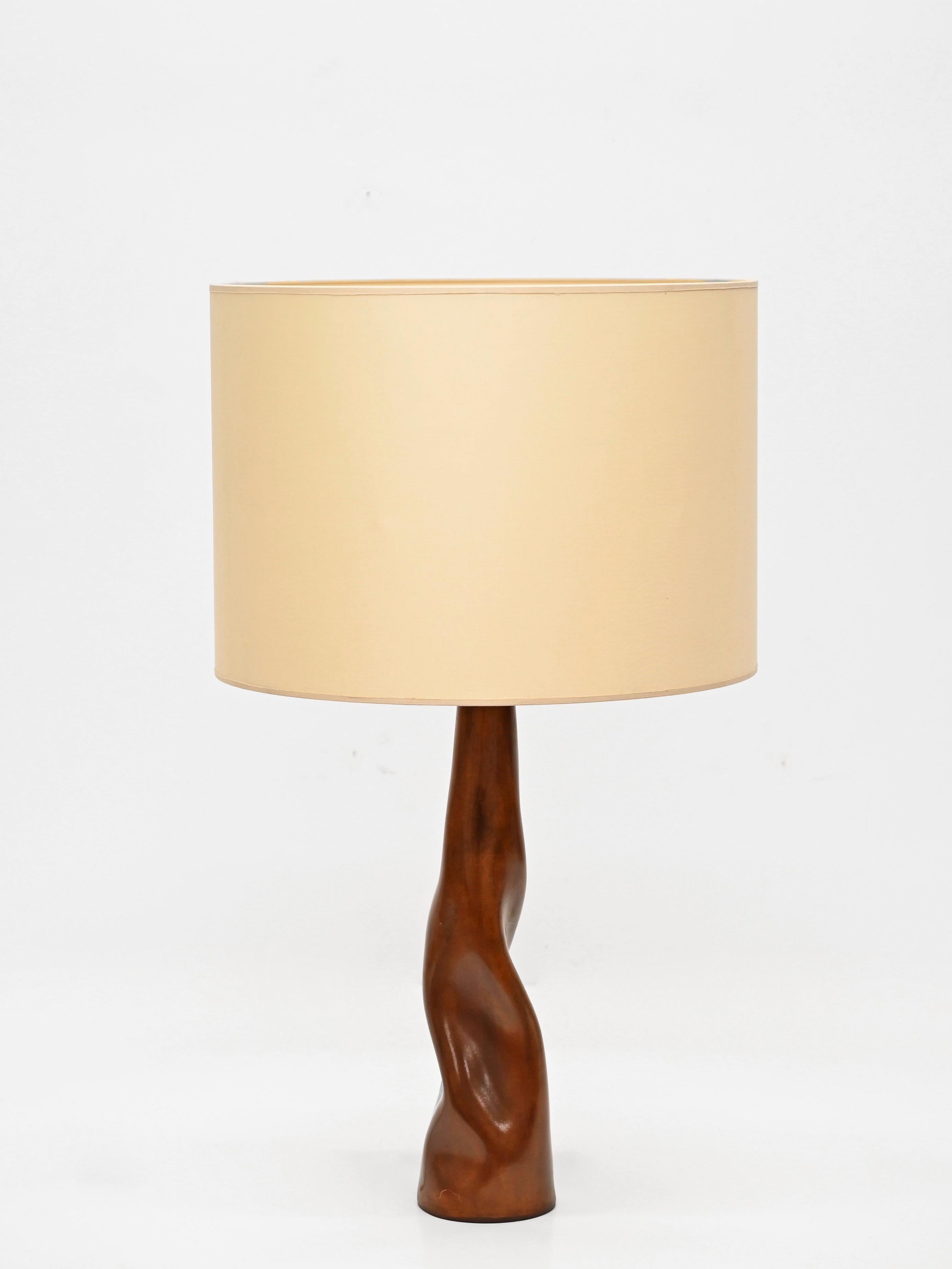 Midcentury Italian Sculptural Table Lamp in Curved Brown Leather, Italy 1970s For Sale 2
