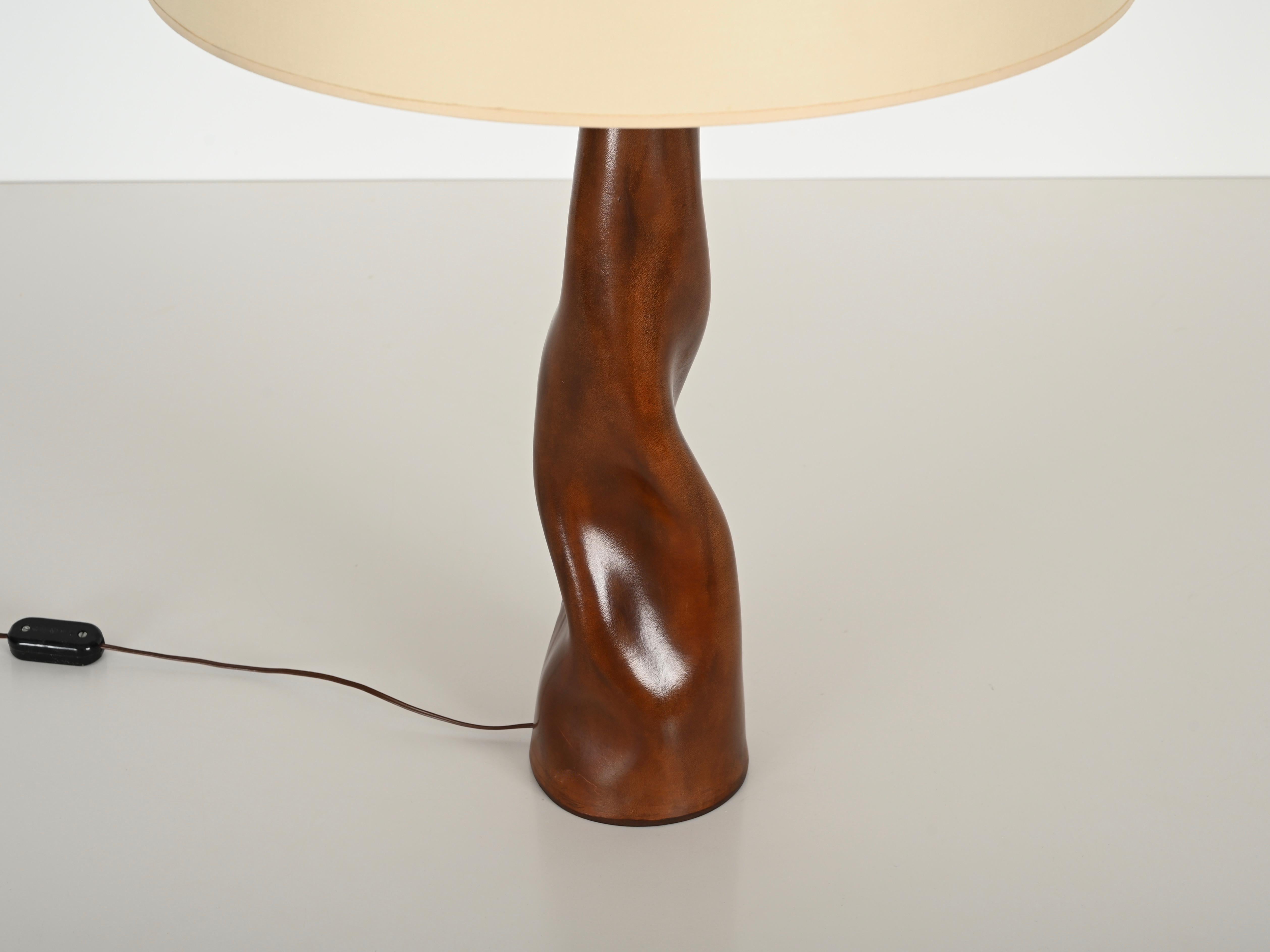 Midcentury Italian Sculptural Table Lamp in Curved Brown Leather, Italy 1970s For Sale 3