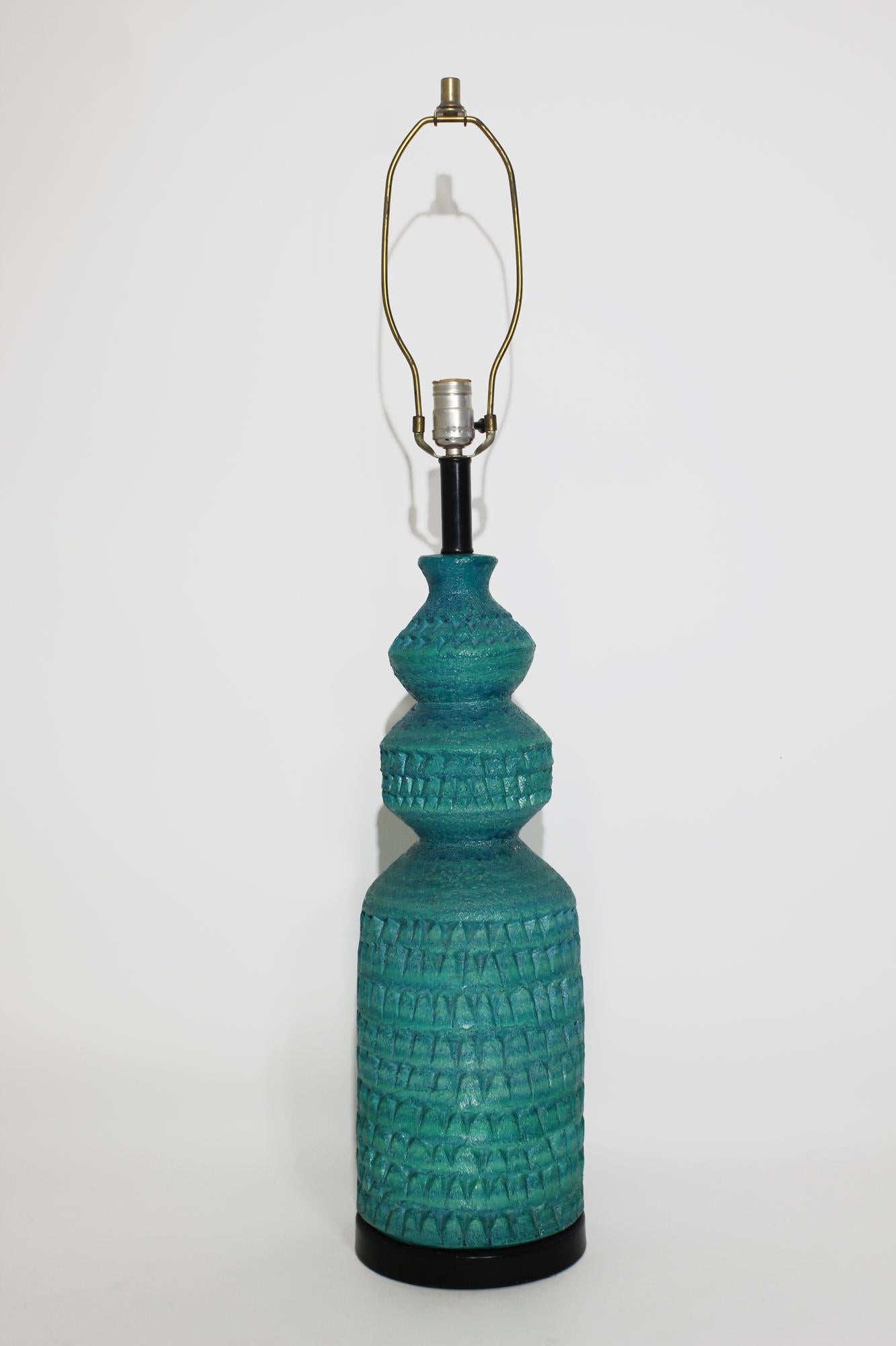 1960s vintage Italian lamp, attributed to Alvino Bagni, multiformed with three distinct pottery shapes incised with a small triangular pattern. Turquoise glaze has subtle tones of green and blue mixed in. Heavily textured with a moderate luster.