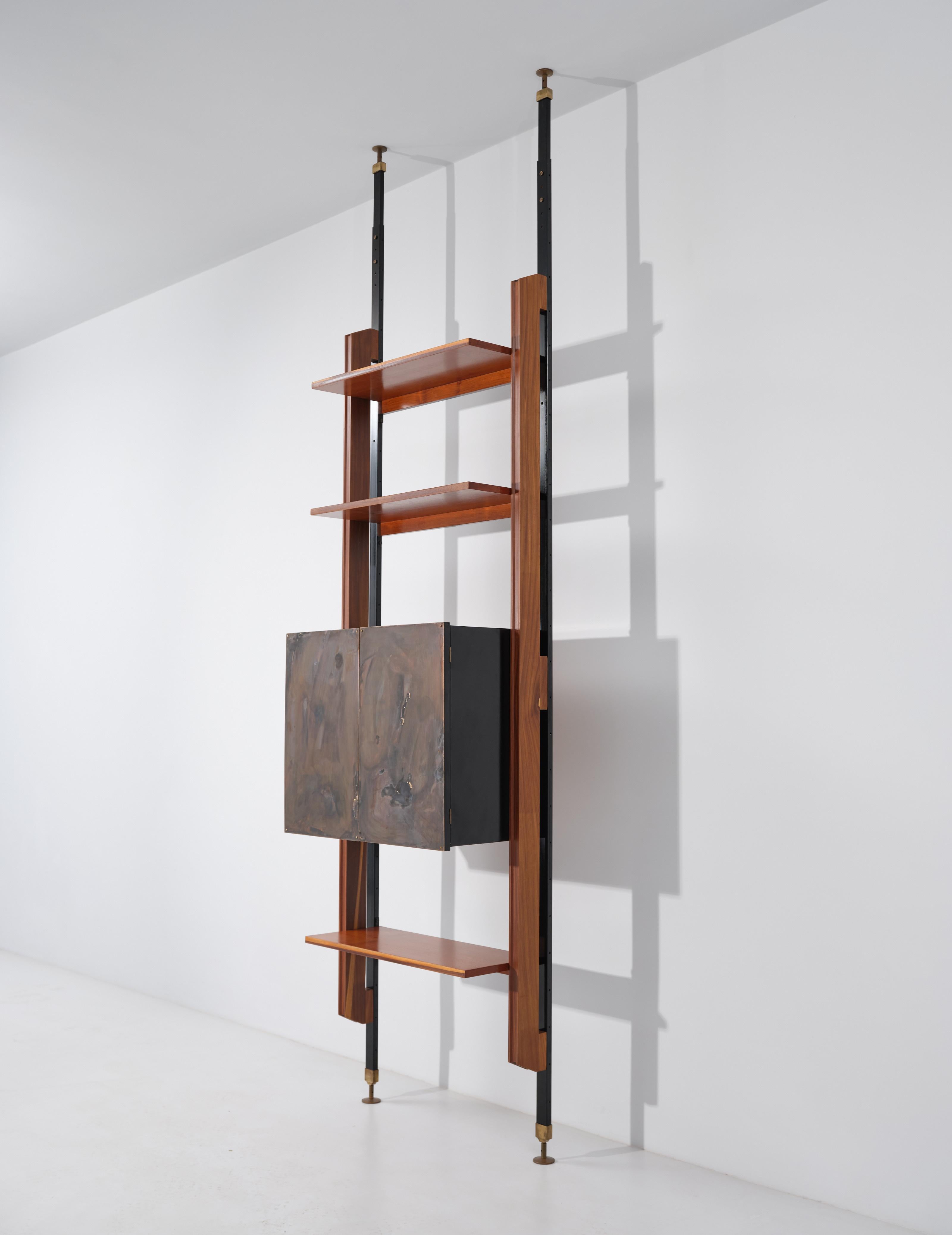 Midcentury Italian Teak Modular Wall Unit with Adjustable Height and Brass In Good Condition In Rome, IT