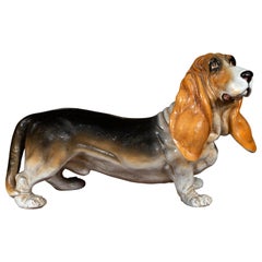 Sculpture italienne du milieu du siècle dernier de chien de basset en terre cuite avec casque et manteau noir