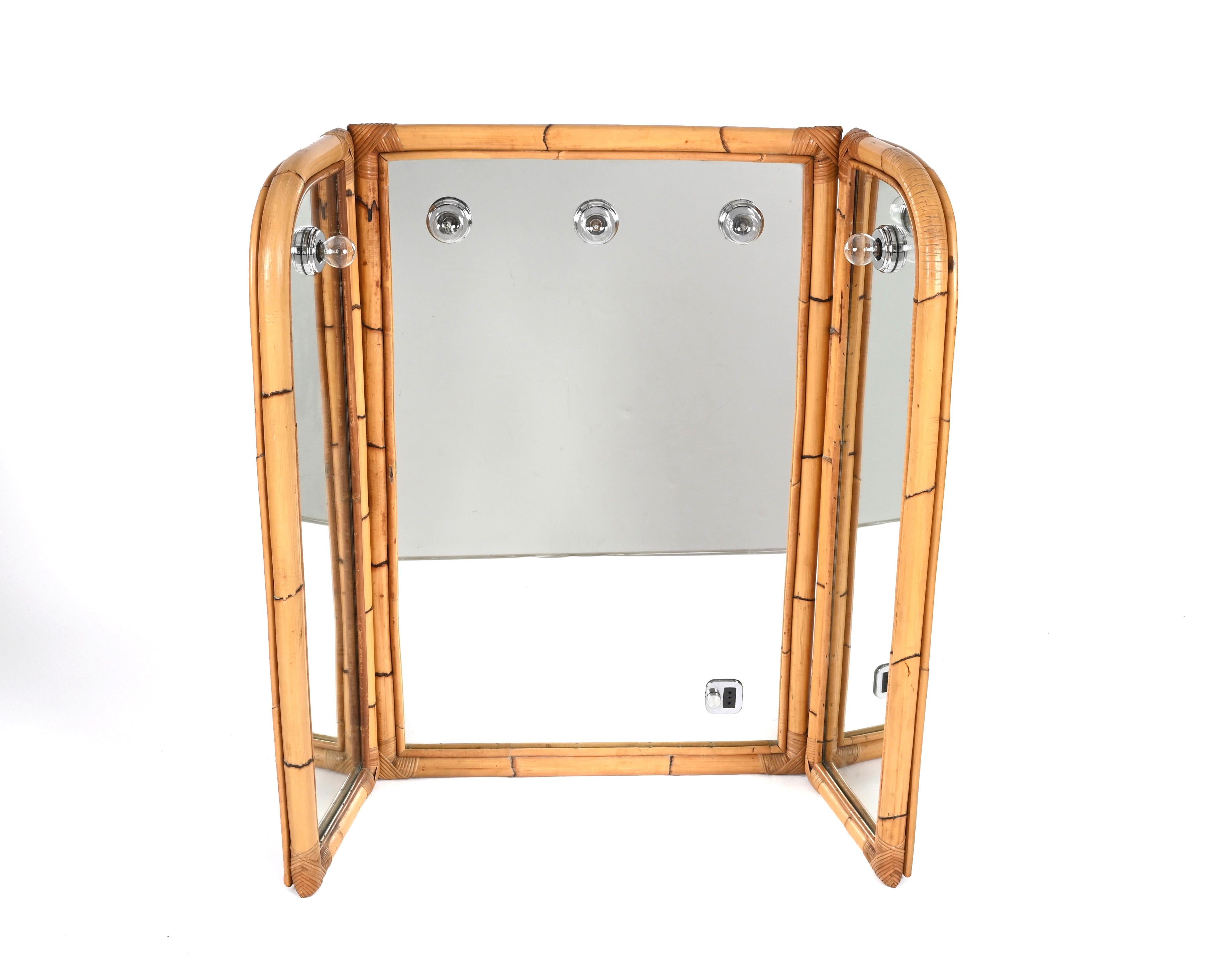 Étonnant miroir triple pliant en bambou de style midcentury avec éclairage graduable. Cette pièce fantastique a été conçue en Italie dans les années 1970

Ce miroir mural pliant en bambou est époustouflant car chaque panneau est enrichi d'un
