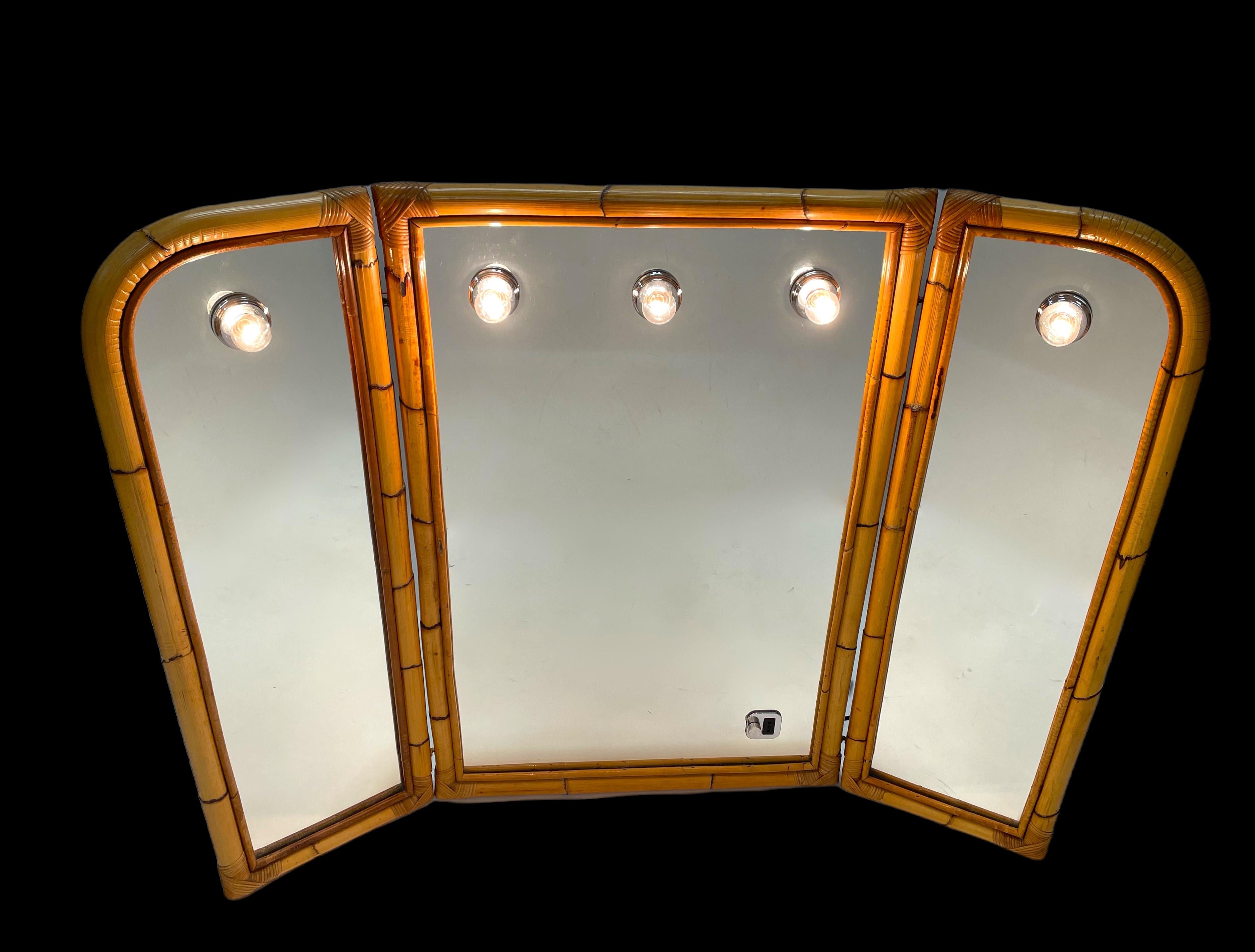Midcentury Italian Triple Folding Bamboo Mirror with Dimmable Lighting, 1970s In Good Condition For Sale In Roma, IT