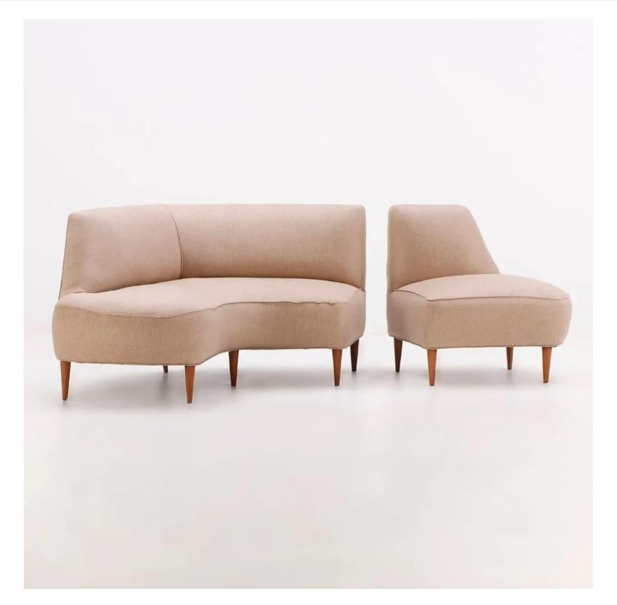 Canapé asymétrique sculptural en deux parties, italien du milieu du siècle, vers 1950. Chaque pièce peut servir de siège autonome. Assise et dossier garnis de tissu blush, pieds fuselés en bois sculpté, auto-élastique. 