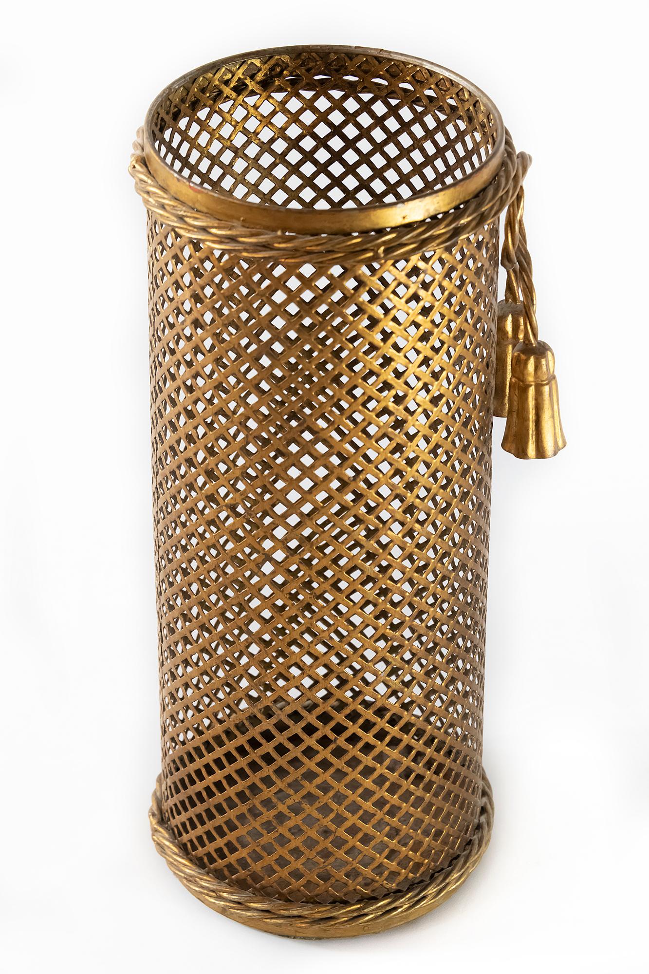 Midcentury Italian umbrella stand is made of gold patinated metal.
The body of stand is created with lattice pattern, decotated with rope decor.