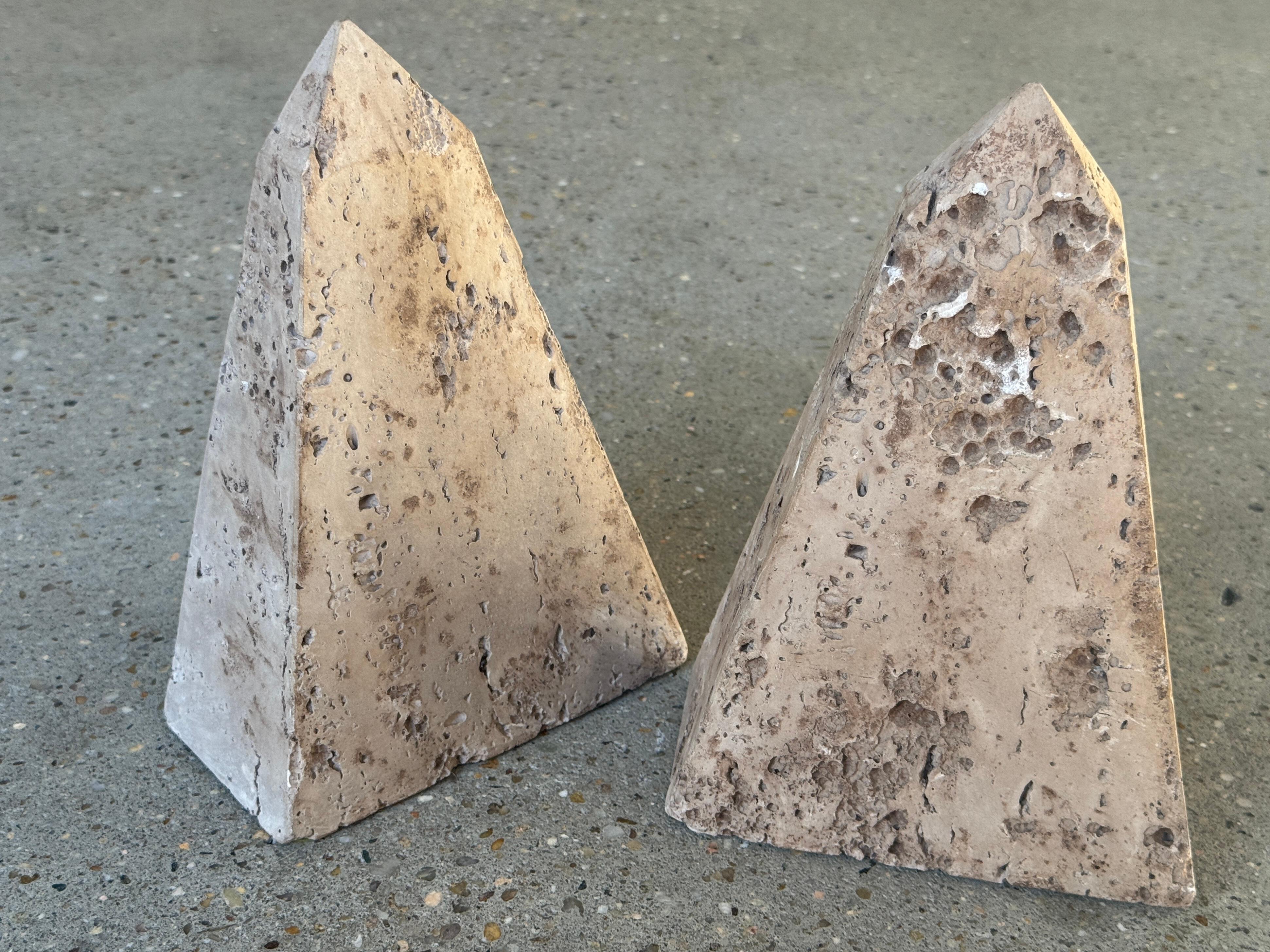 Italienische Travertin-Buchstützen aus der Jahrhundertmitte im Angebot 1