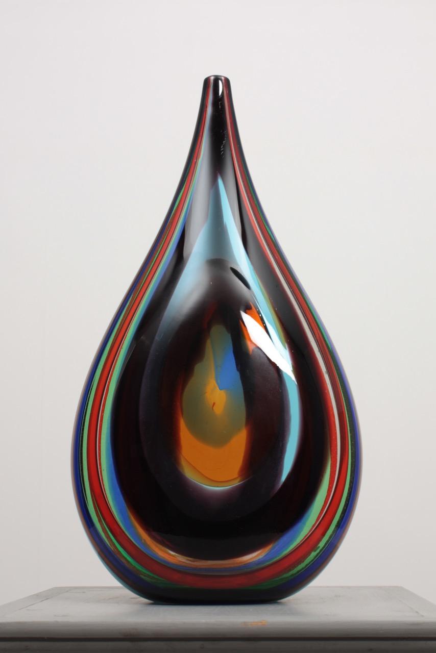 Vase en verre, conçu et fabriqué en Italie dans les années 1960. Excellent état d'origine.