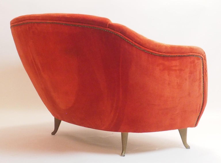 Midcentury Italian Velvet Sofa with Brass Feet Manufactured by ISA in 1950s In Good Condition For Sale In Milano, IT