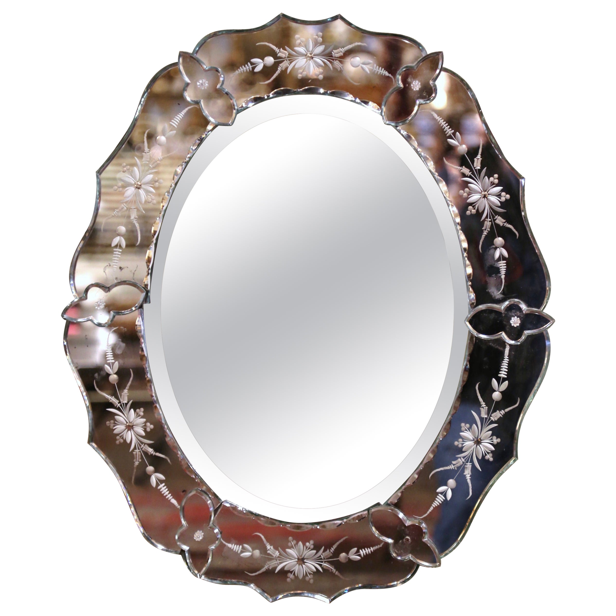 Miroir vénitien ovale biseauté italien du milieu du siècle dernier avec gravure florale peinte