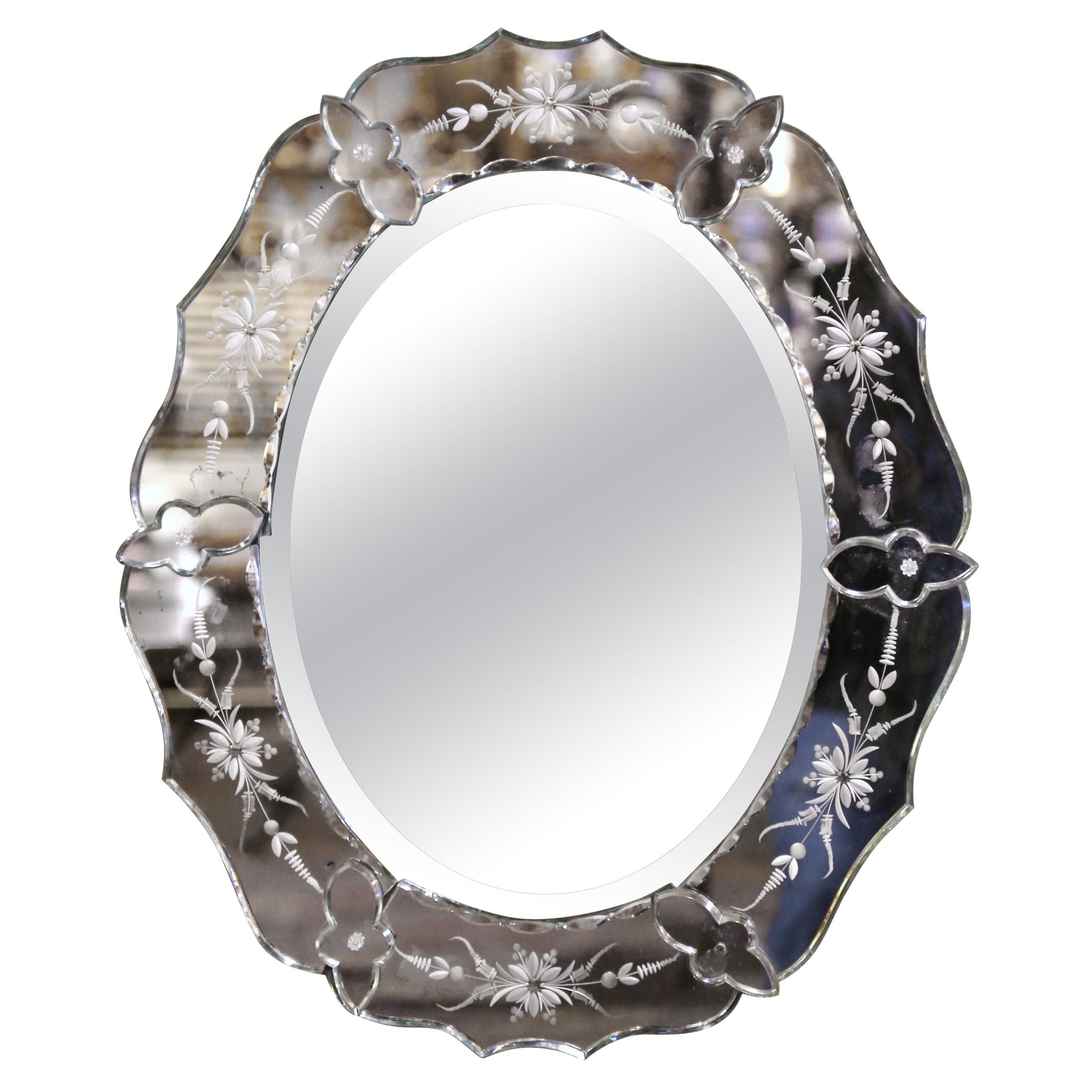 Miroir vénitien ovale biseauté italien du milieu du siècle dernier avec gravure florale peinte