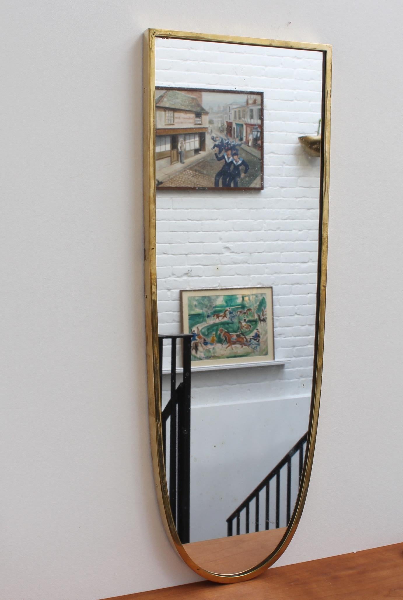 Miroir mural italien Mid-century avec cadre en laiton, vers les années 1950 Bon état - En vente à London, GB