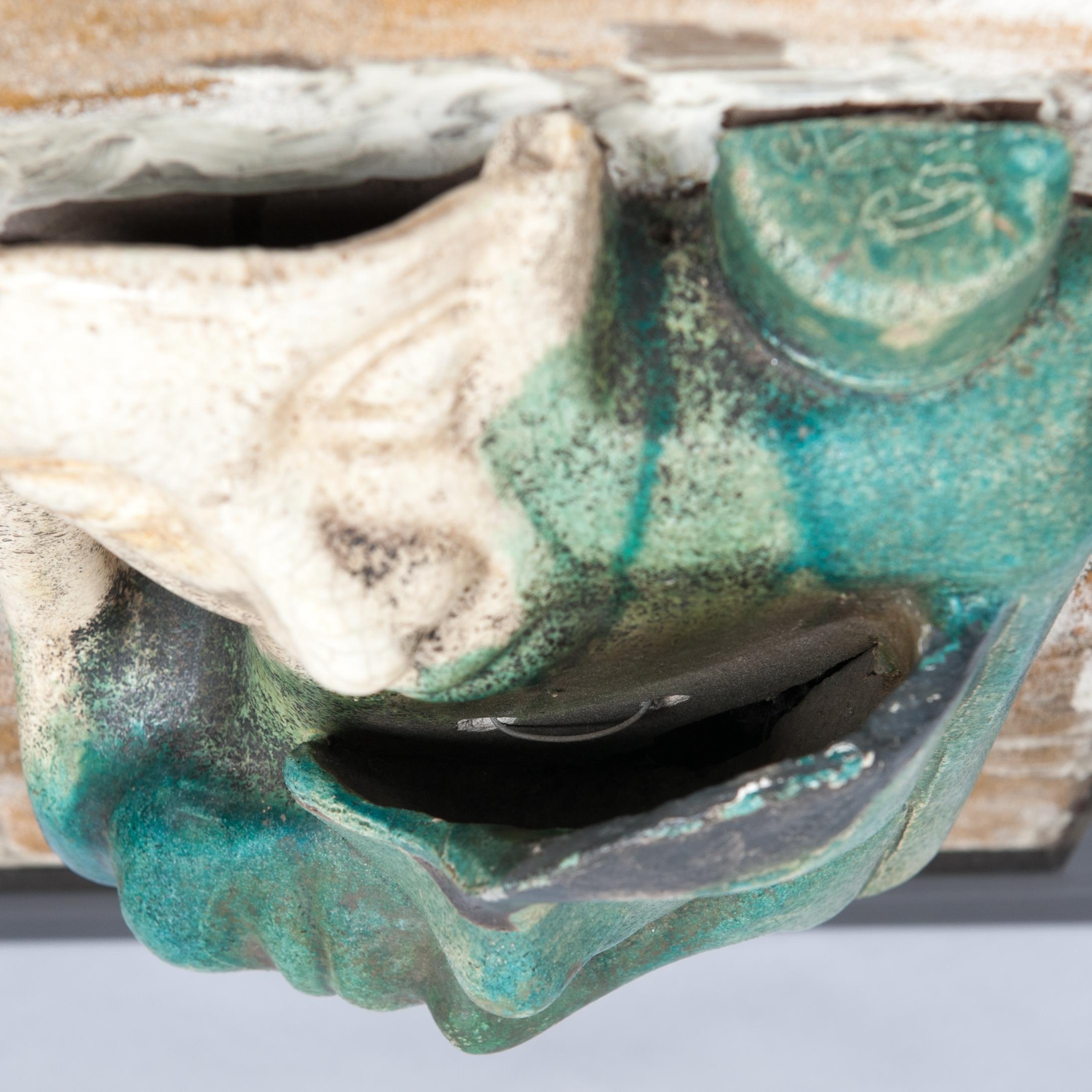 Italiano Quadro scultura in ceramica italiano della metà del secolo scorso di colore verde-beige-grigio con monogramma del 1950 in vendita
