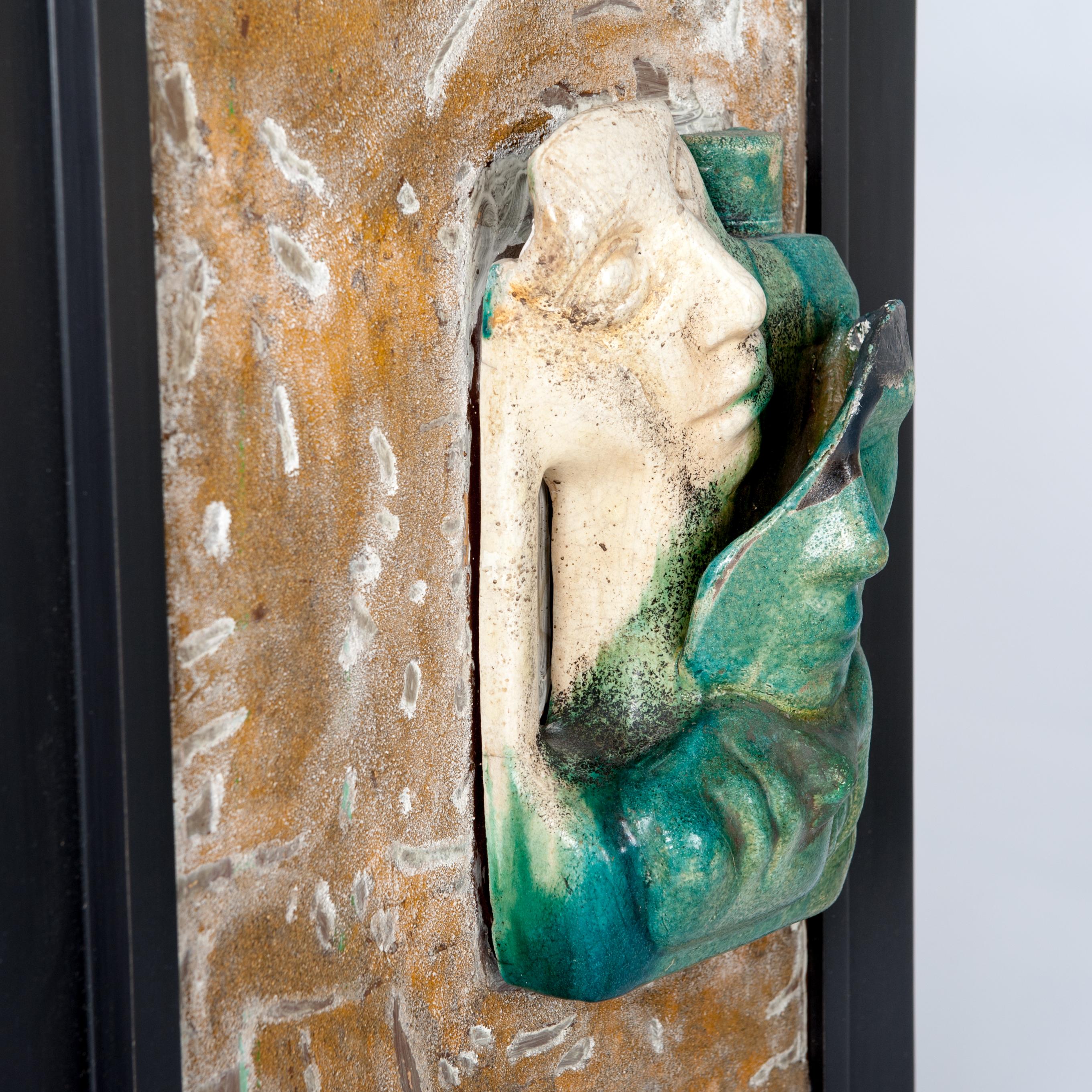 Dipinto a mano Quadro scultura in ceramica italiano della metà del secolo scorso di colore verde-beige-grigio con monogramma del 1950 in vendita
