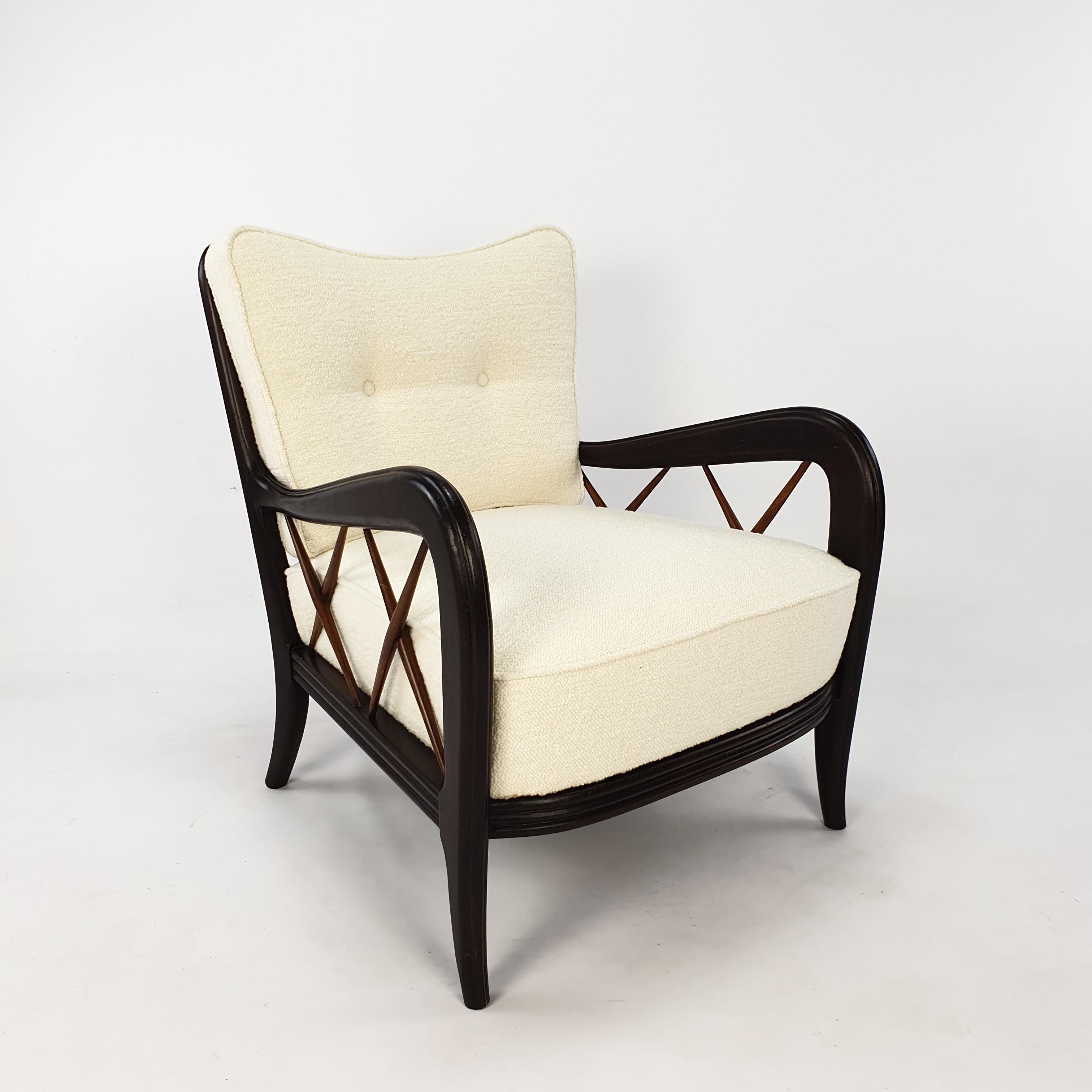 Stunning Italian armchair in the style of Paolo Buffa, 1950's.
This comfortable chair is made with magnificent craftsmanship regarding the very nice woodwork with elegant shapes.
It is completely restored with new cushions and it is just