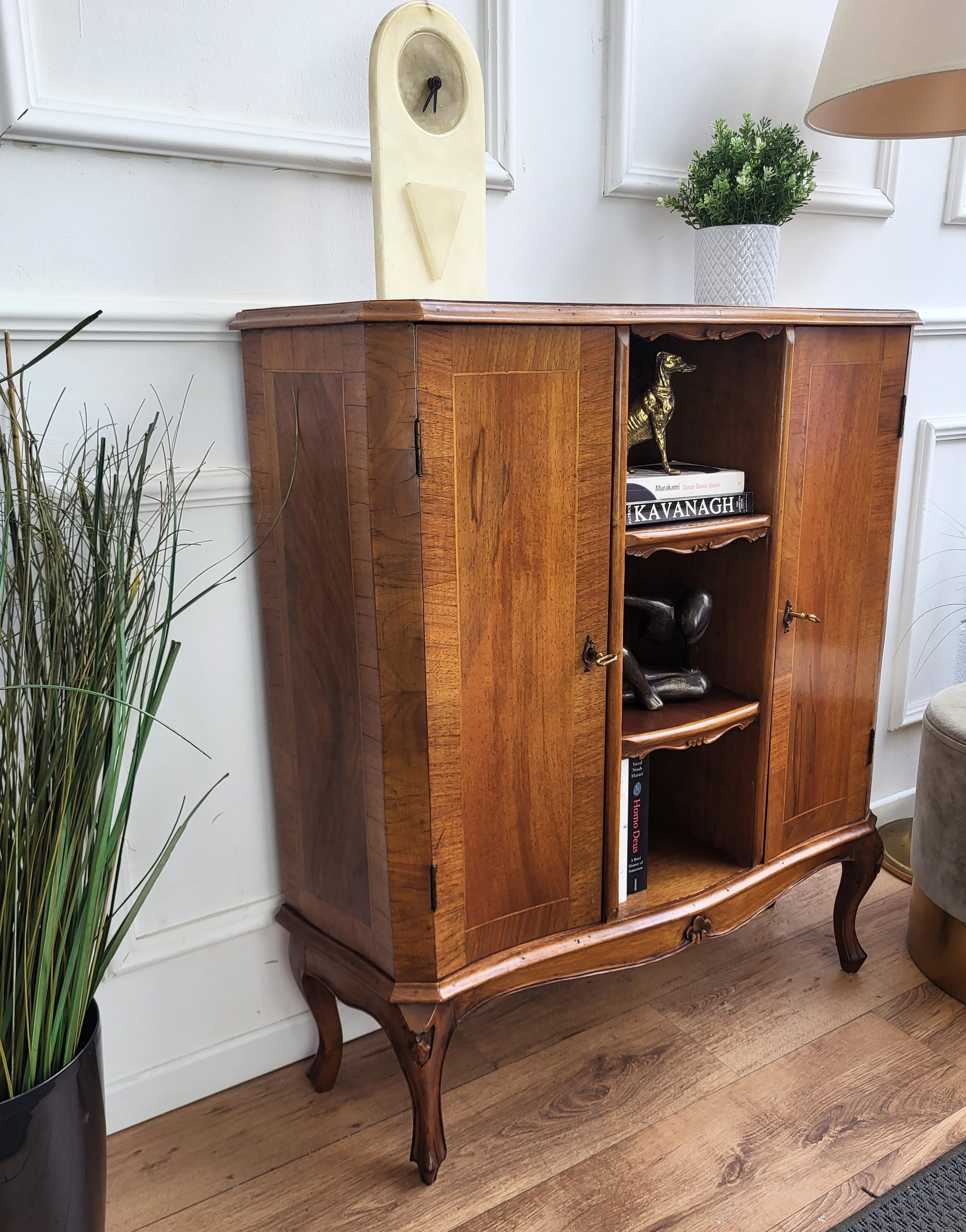 Biblioteca de madera de nogal italiano de mediados de siglo Biblioteca de tres estantes Italiano en venta