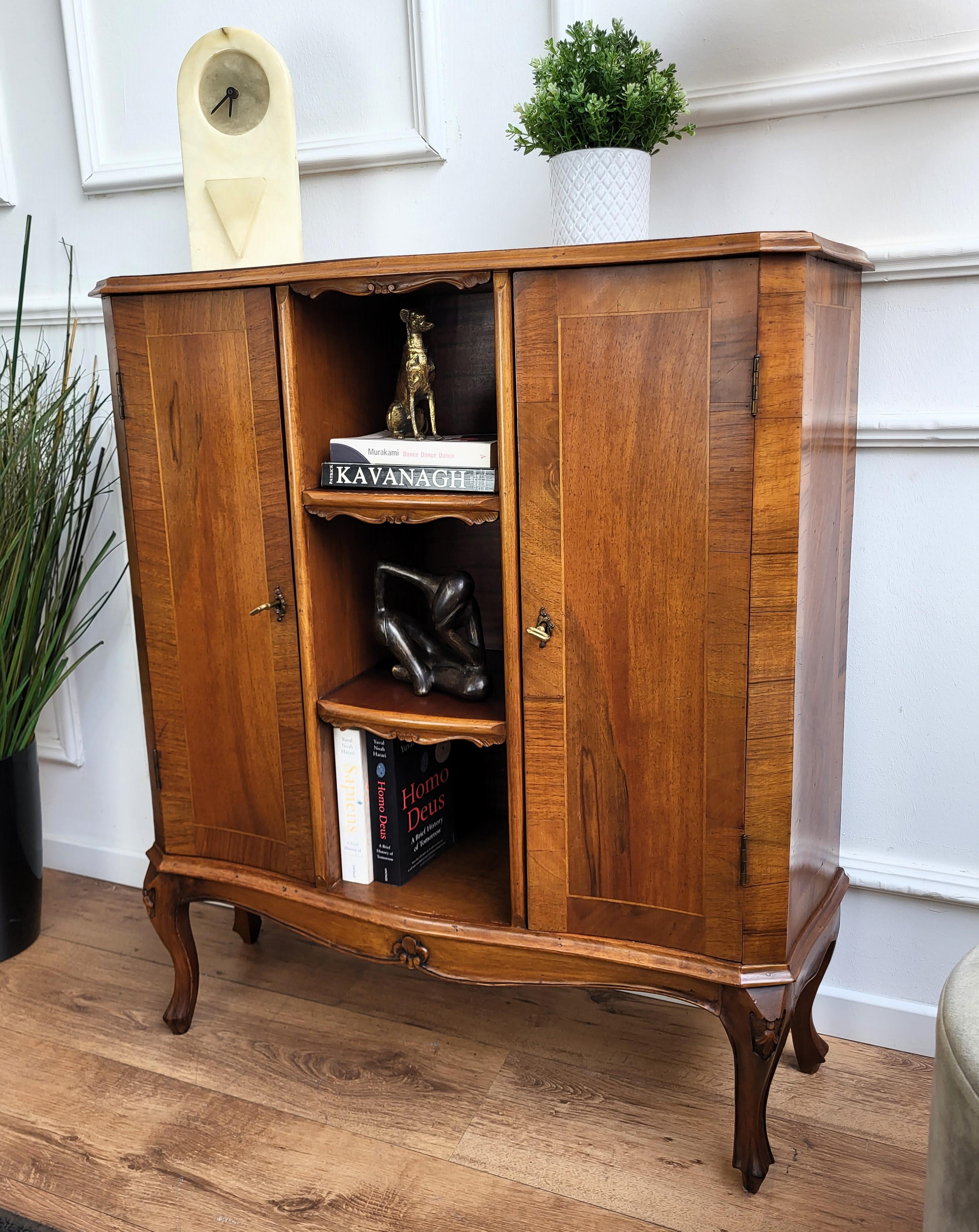 Biblioteca de madera de nogal italiano de mediados de siglo Biblioteca de tres estantes en Bueno estado para la venta en Carimate, Como