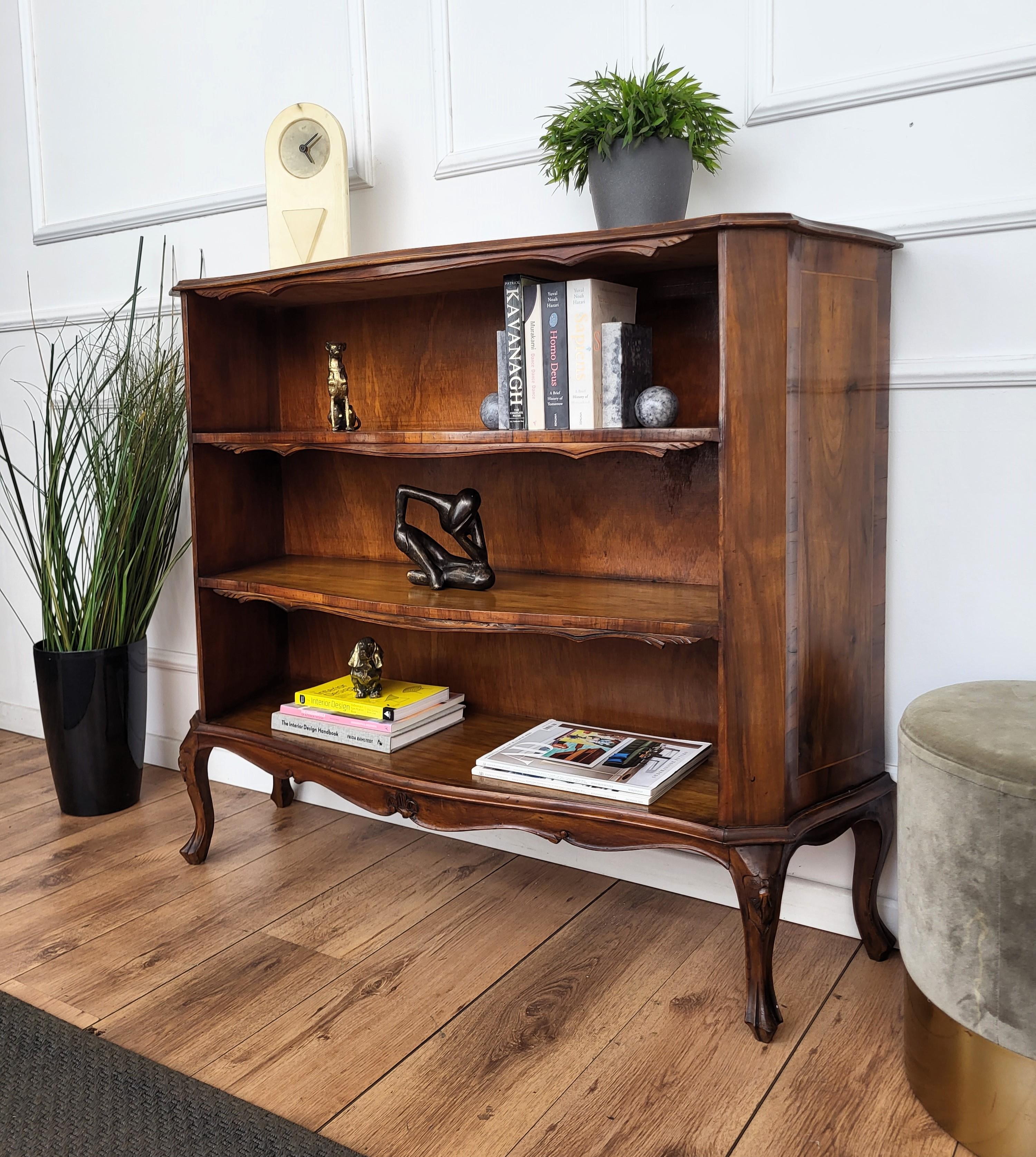 Librería abierta de tres estantes de madera de nogal italiano de mediados de siglo Moderno de mediados de siglo en venta