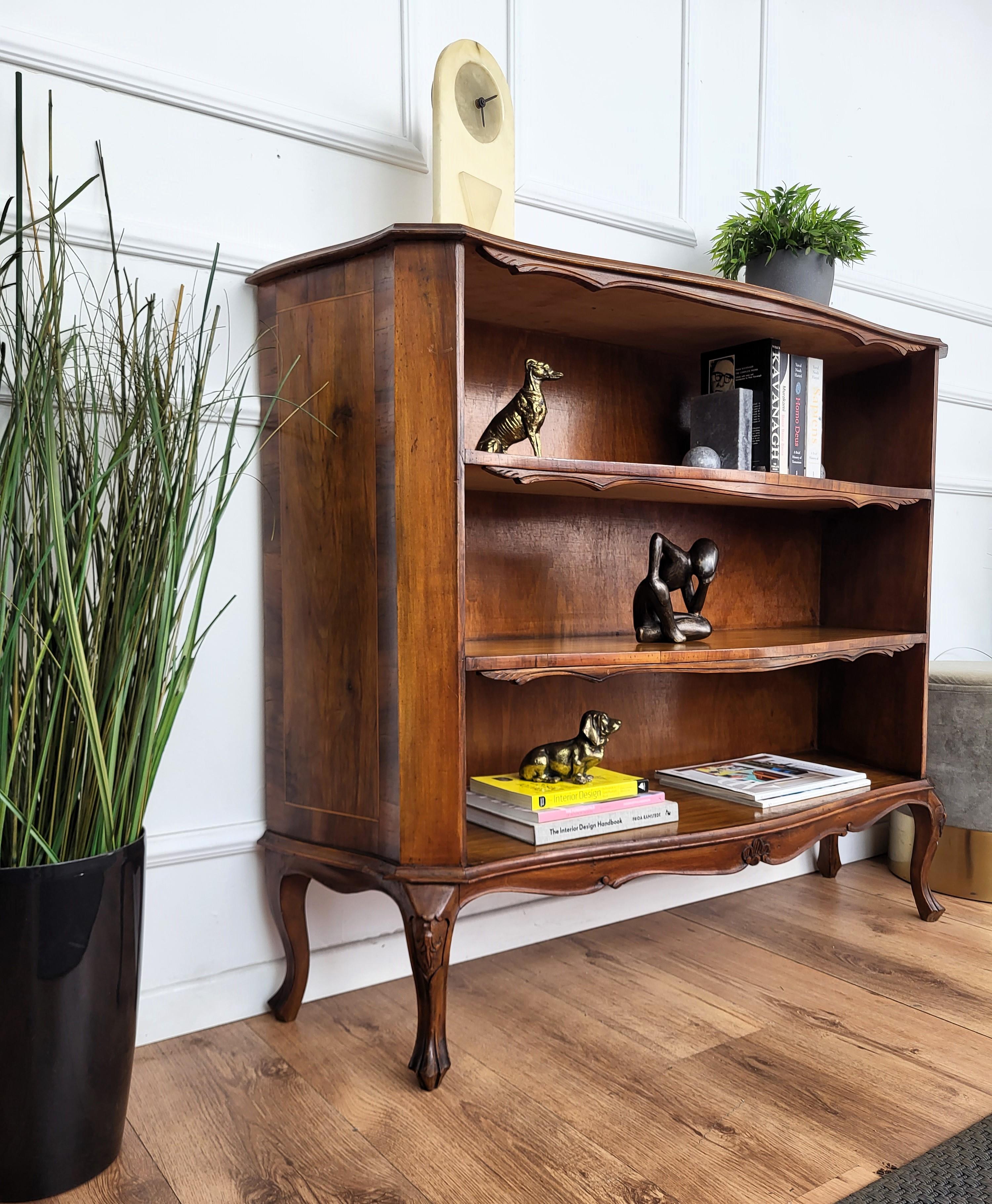 Librería abierta de tres estantes de madera de nogal italiano de mediados de siglo Italiano en venta