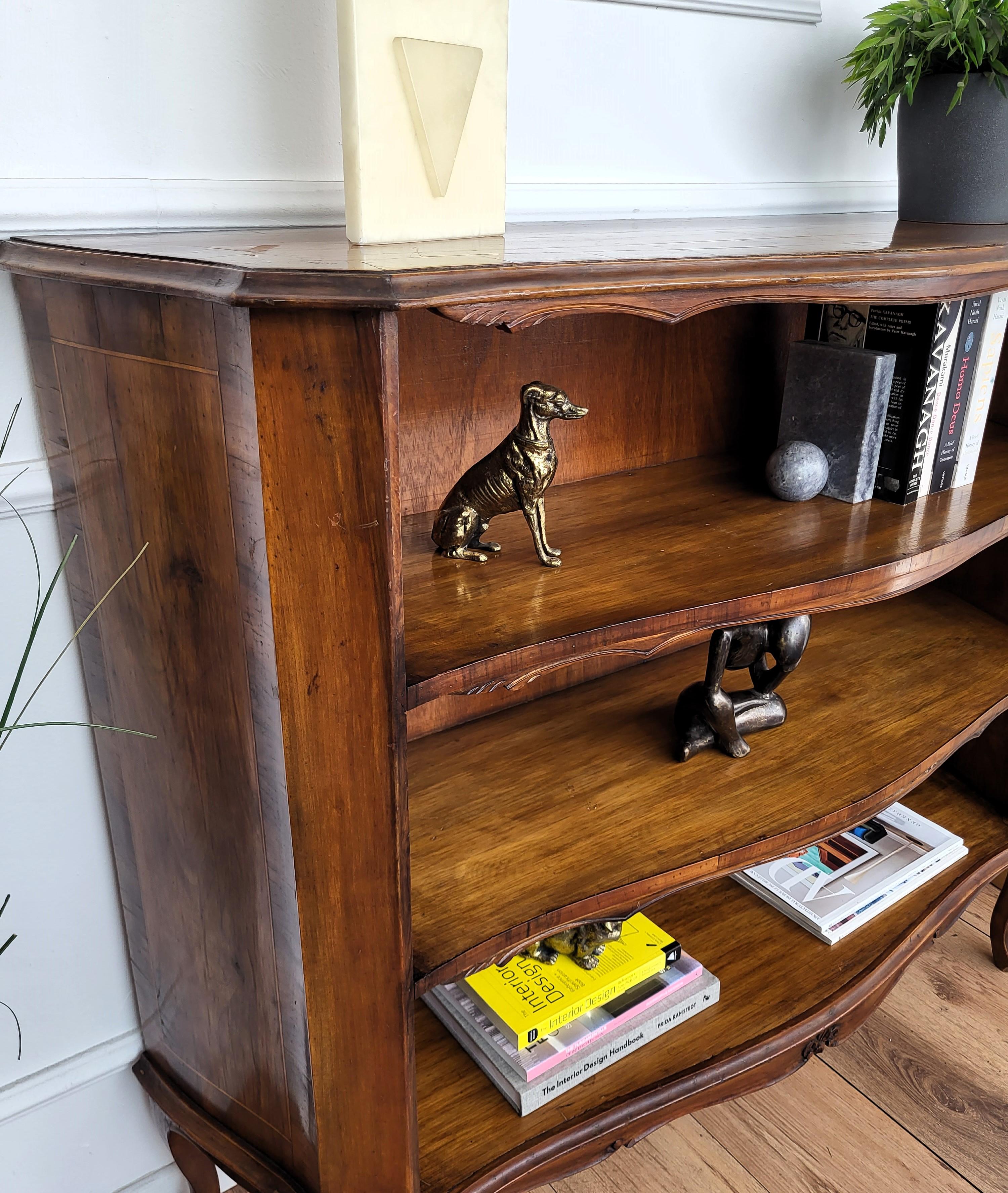 Librería abierta de tres estantes de madera de nogal italiano de mediados de siglo en Bueno estado para la venta en Carimate, Como