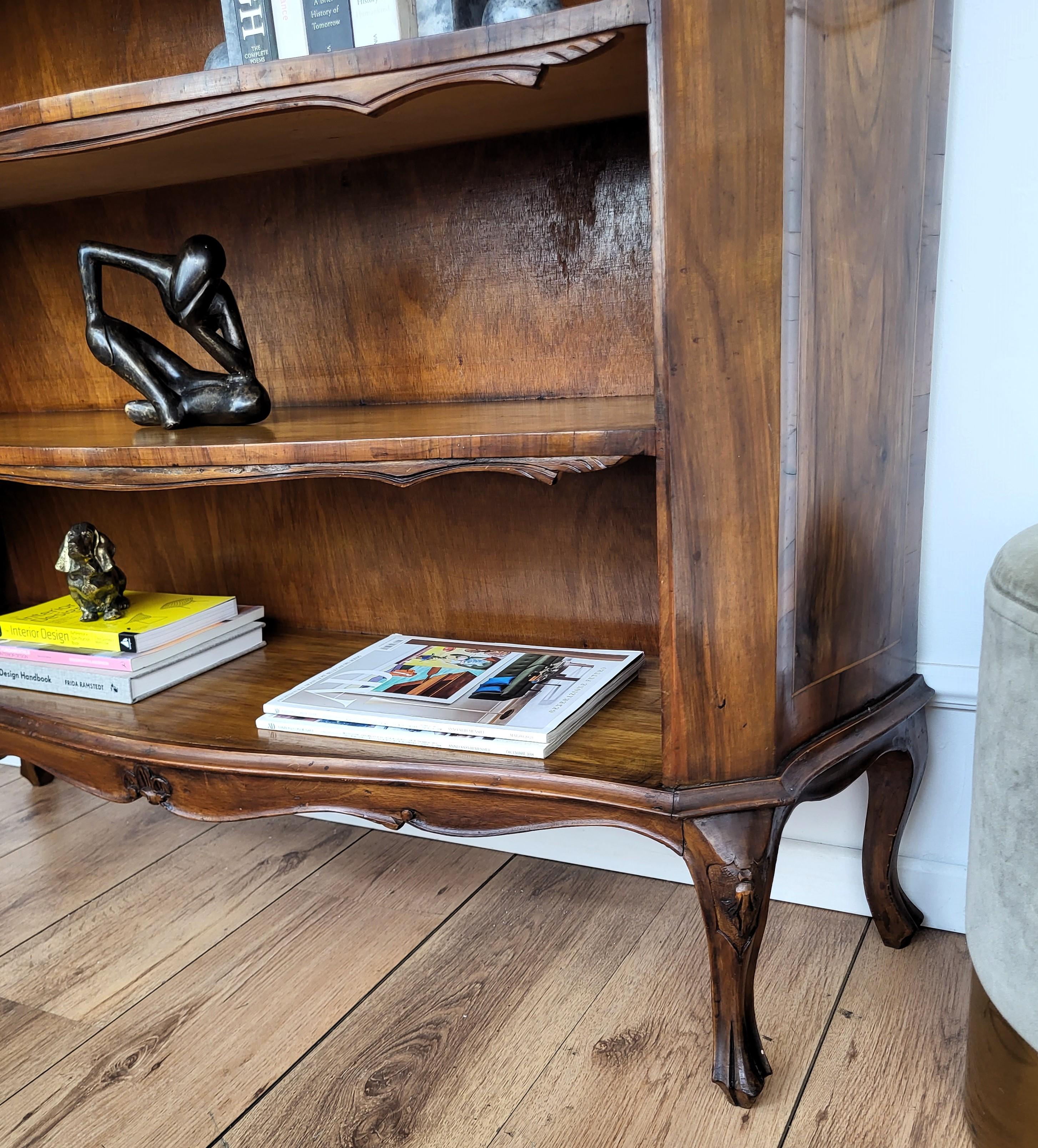 Librería abierta de tres estantes de madera de nogal italiano de mediados de siglo siglo XX en venta