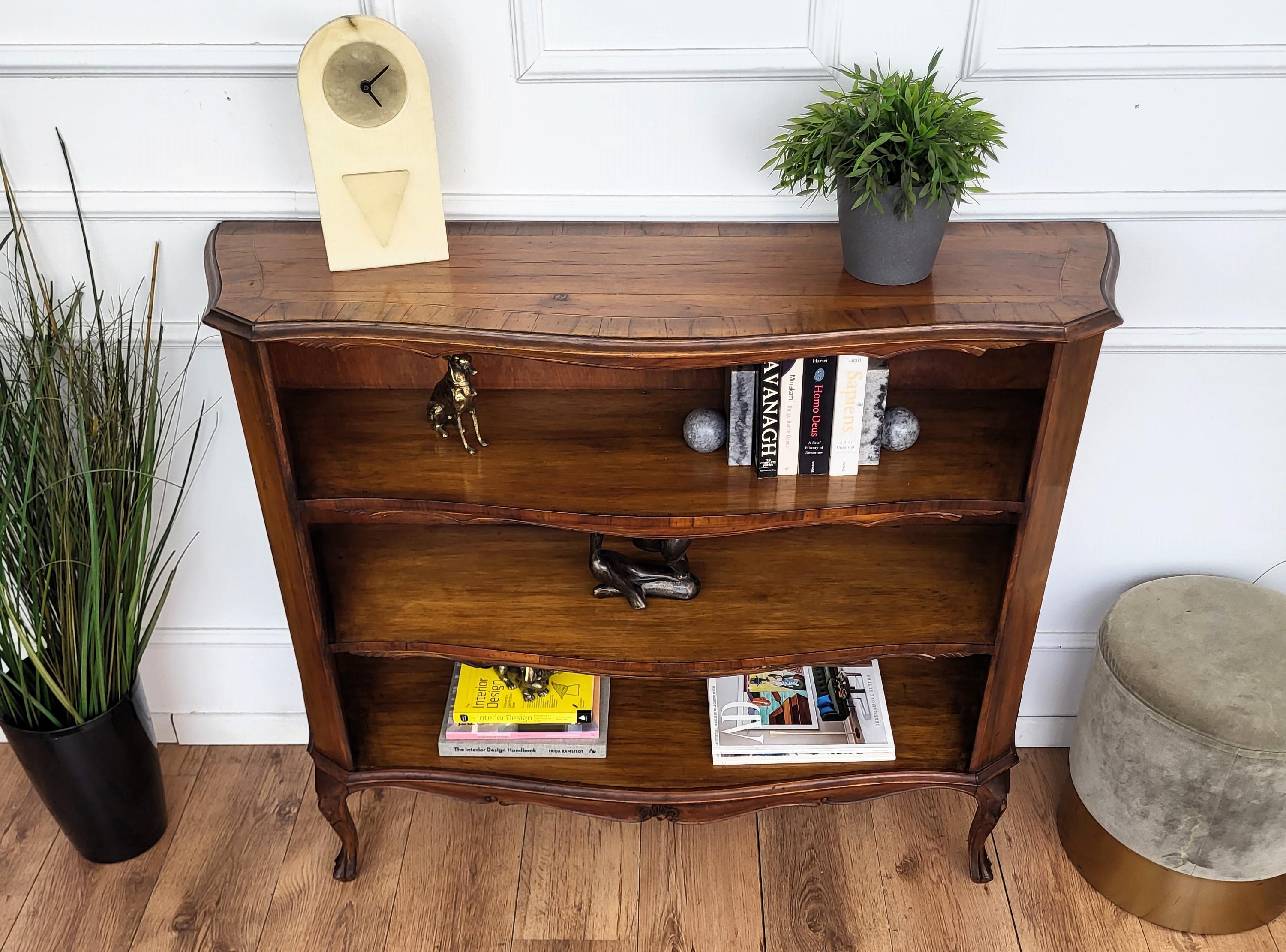 Librería abierta de tres estantes de madera de nogal italiano de mediados de siglo Madera en venta