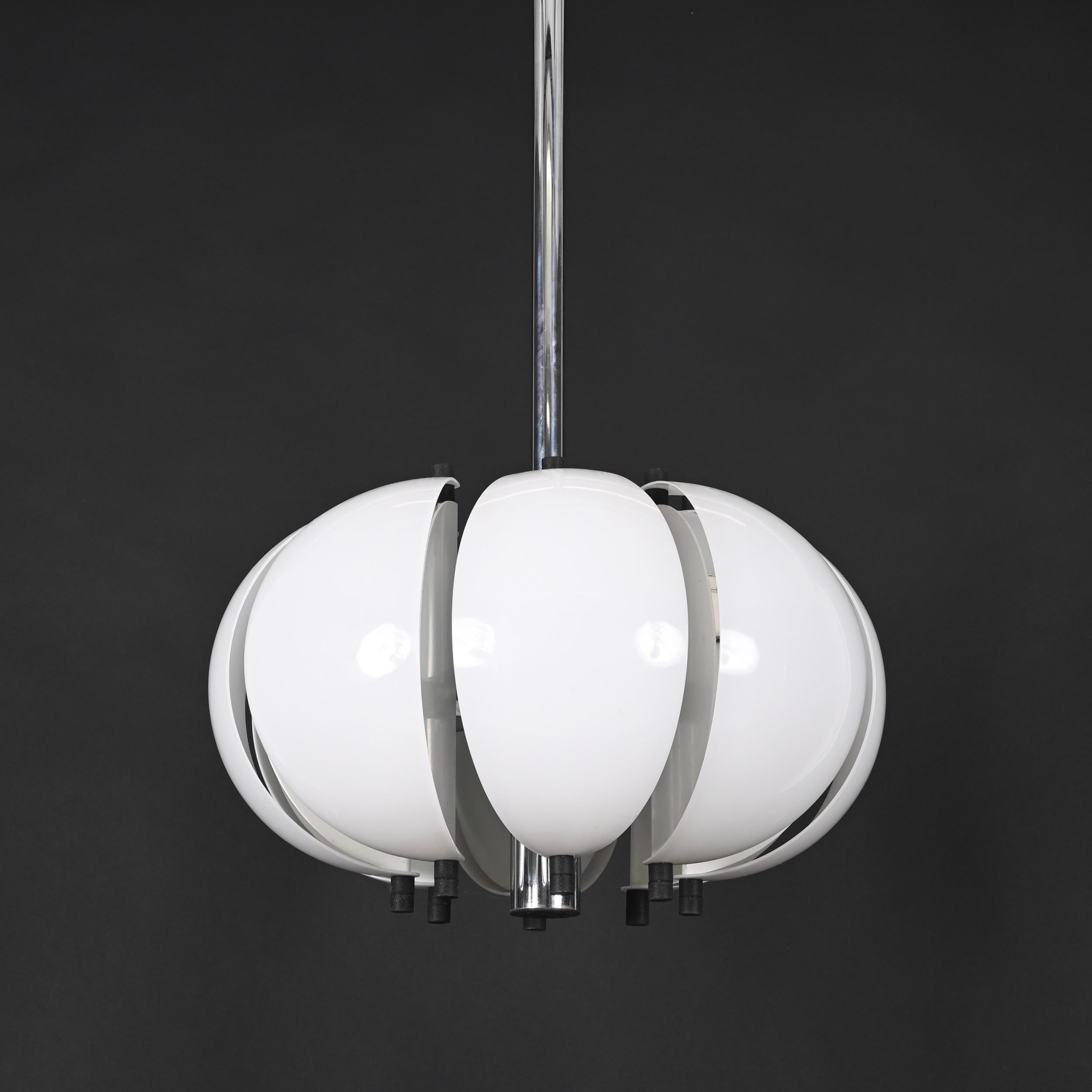 Amazing midcentury Spicchio chandelier with eight lights in white lucite and chrome. This outstanding piece was designed in Italy by Corrado & Danilo Aroldi for Stilnovo during the 1970s.

This suspension lamp has a solid structure in chromed metal,