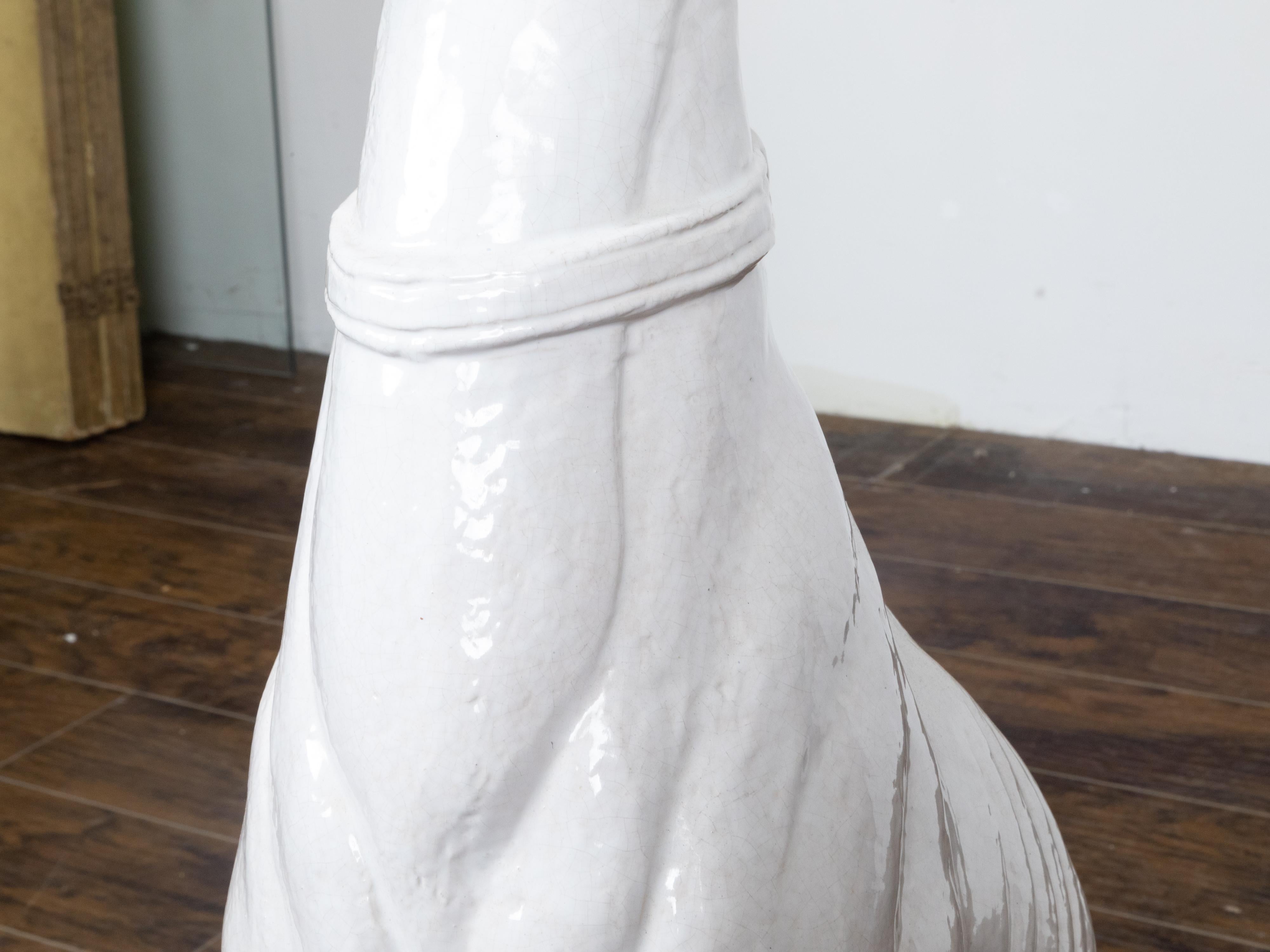 Sculpture italienne en porcelaine blanche du milieu du siècle dernier représentant un lévrier debout assis en vente 2