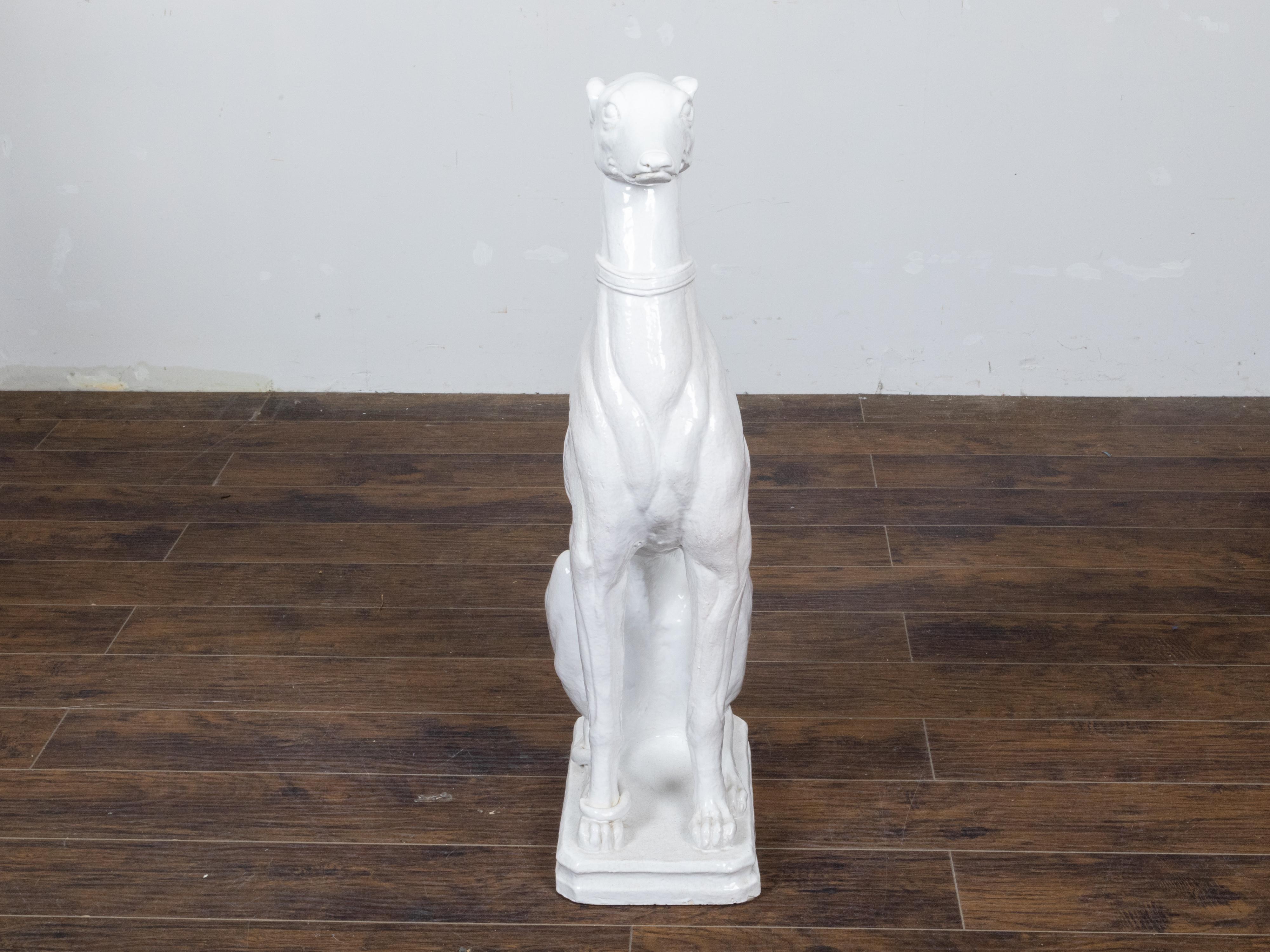 Italienische weiße Porzellanskulptur eines ruhigen, sitzenden Windhundes aus der Jahrhundertmitte (Moderne der Mitte des Jahrhunderts) im Angebot