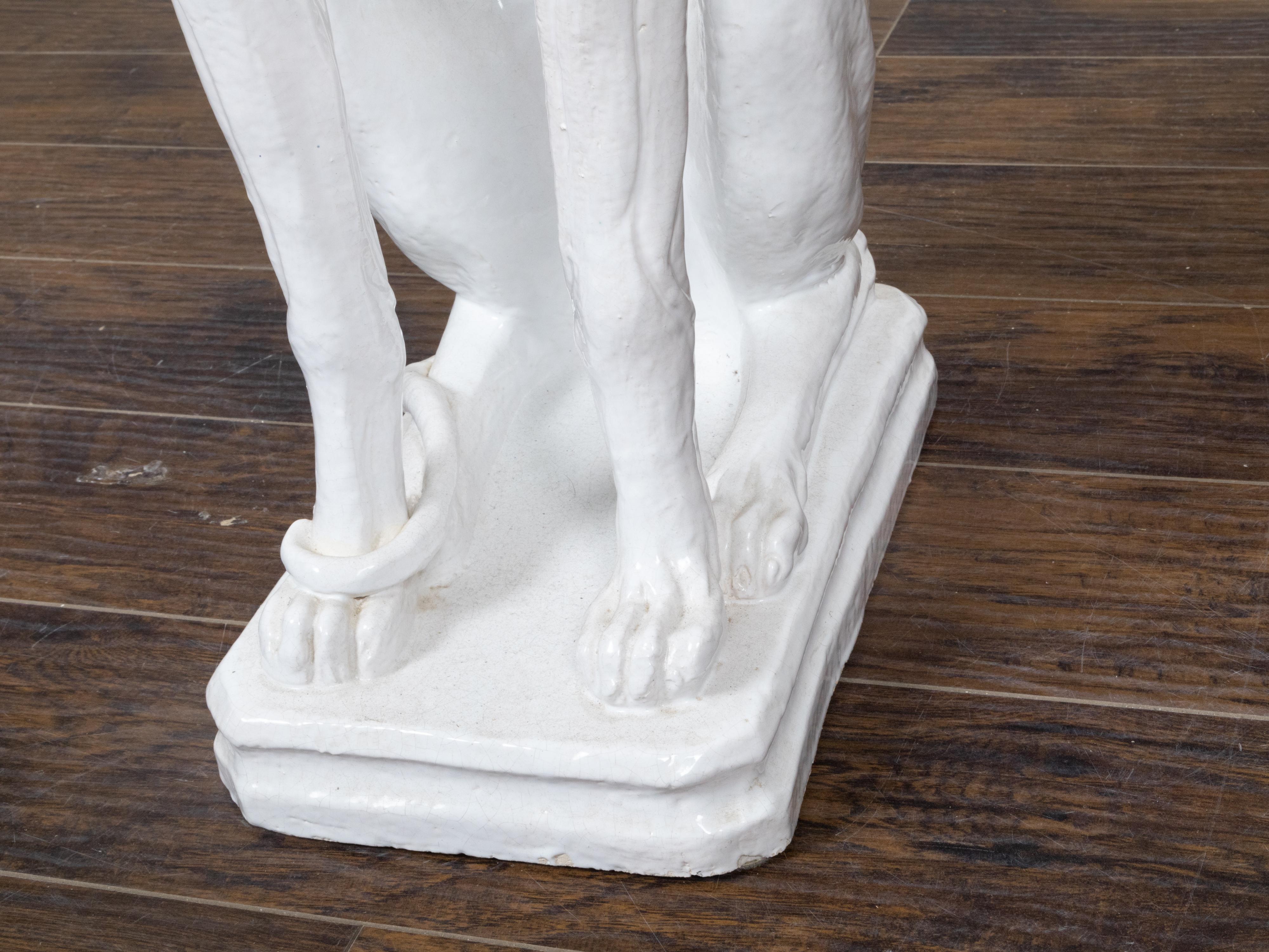 Italienische weiße Porzellanskulptur eines ruhigen, sitzenden Windhundes aus der Jahrhundertmitte im Angebot 4