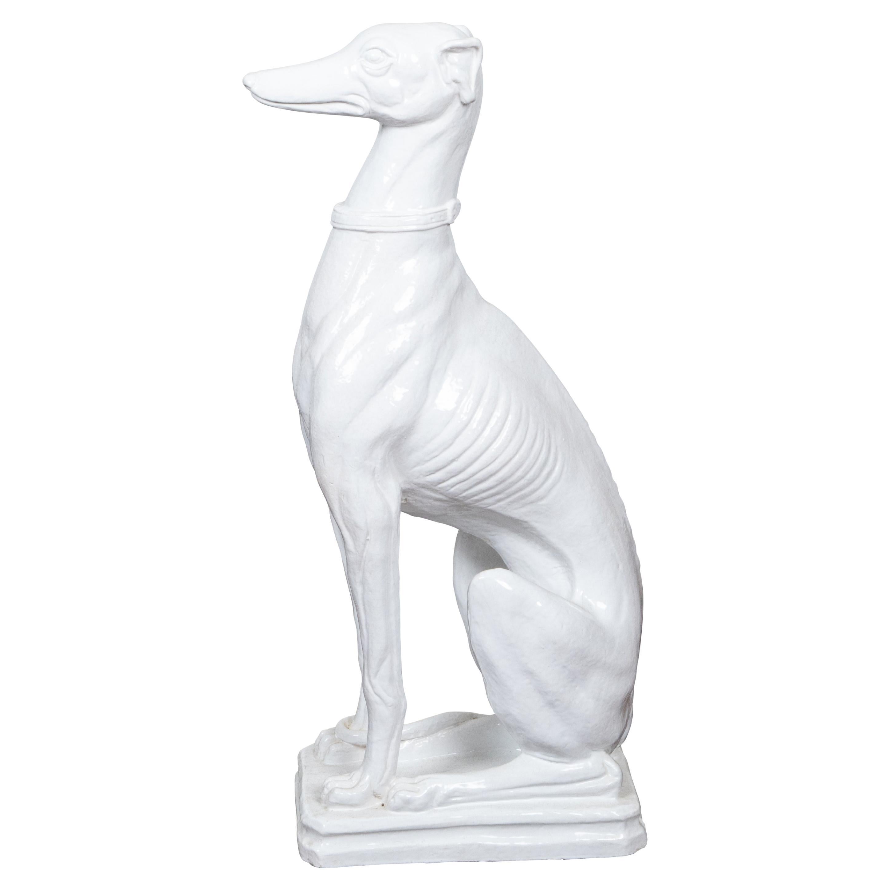 Italienische weiße Porzellanskulptur eines ruhigen, sitzenden Windhundes aus der Jahrhundertmitte im Angebot