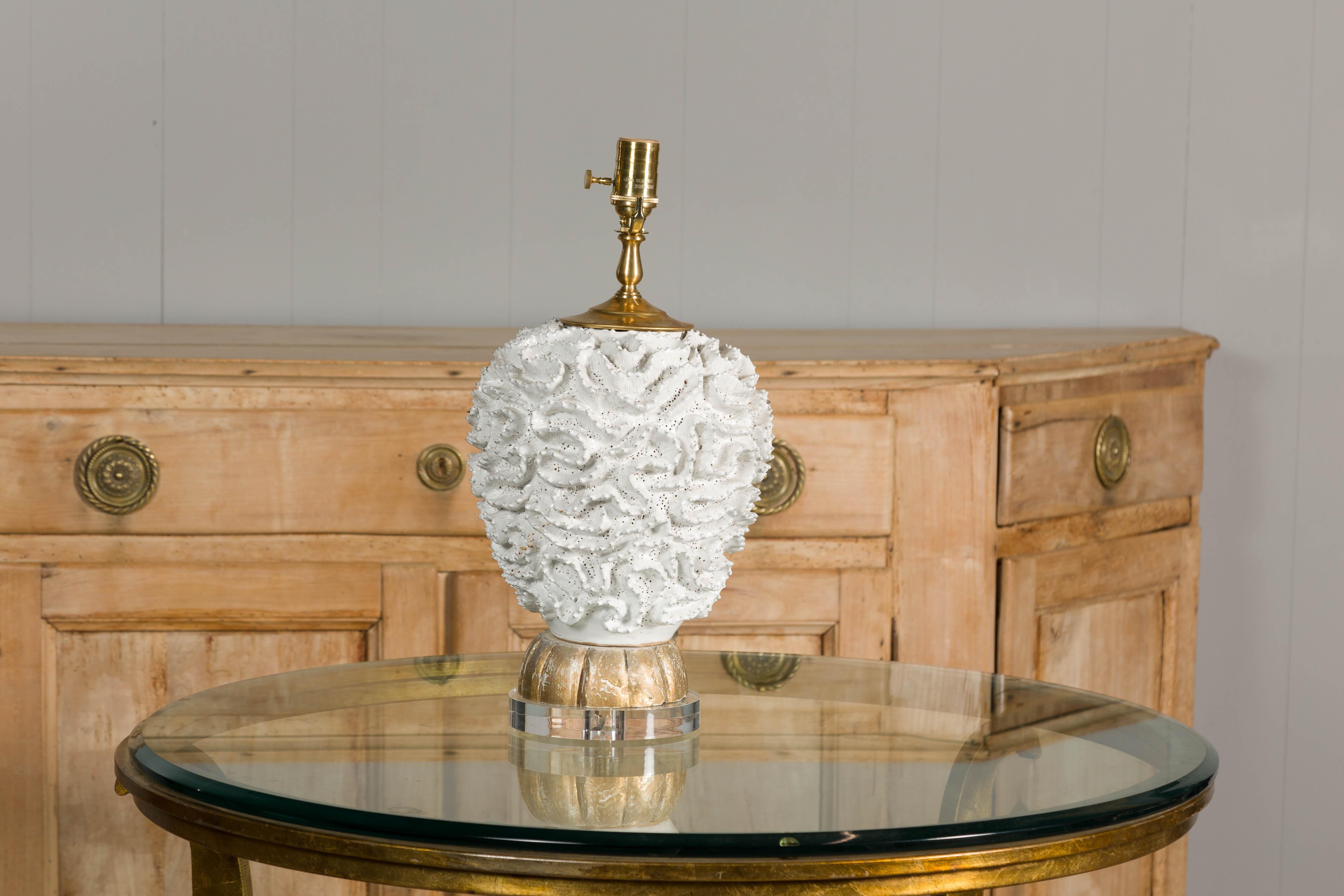 Italienische weiße Keramik-Tischlampe aus der Mitte des Jahrhunderts auf Lucite-Sockel, USA verdrahtet im Angebot 5