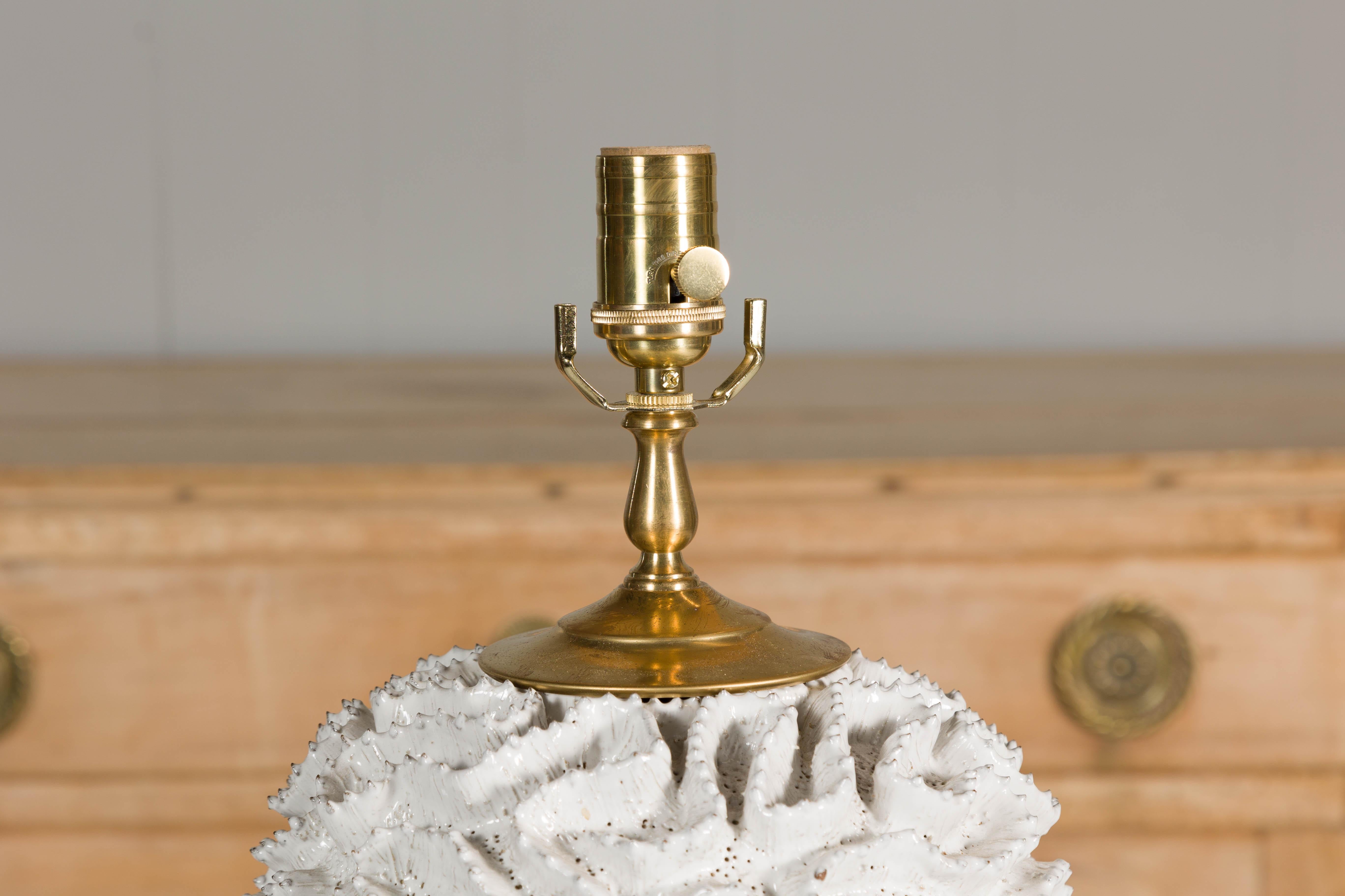 Italienische weiße Keramik-Tischlampe aus der Mitte des Jahrhunderts auf Lucite-Sockel, USA verdrahtet (Moderne der Mitte des Jahrhunderts) im Angebot