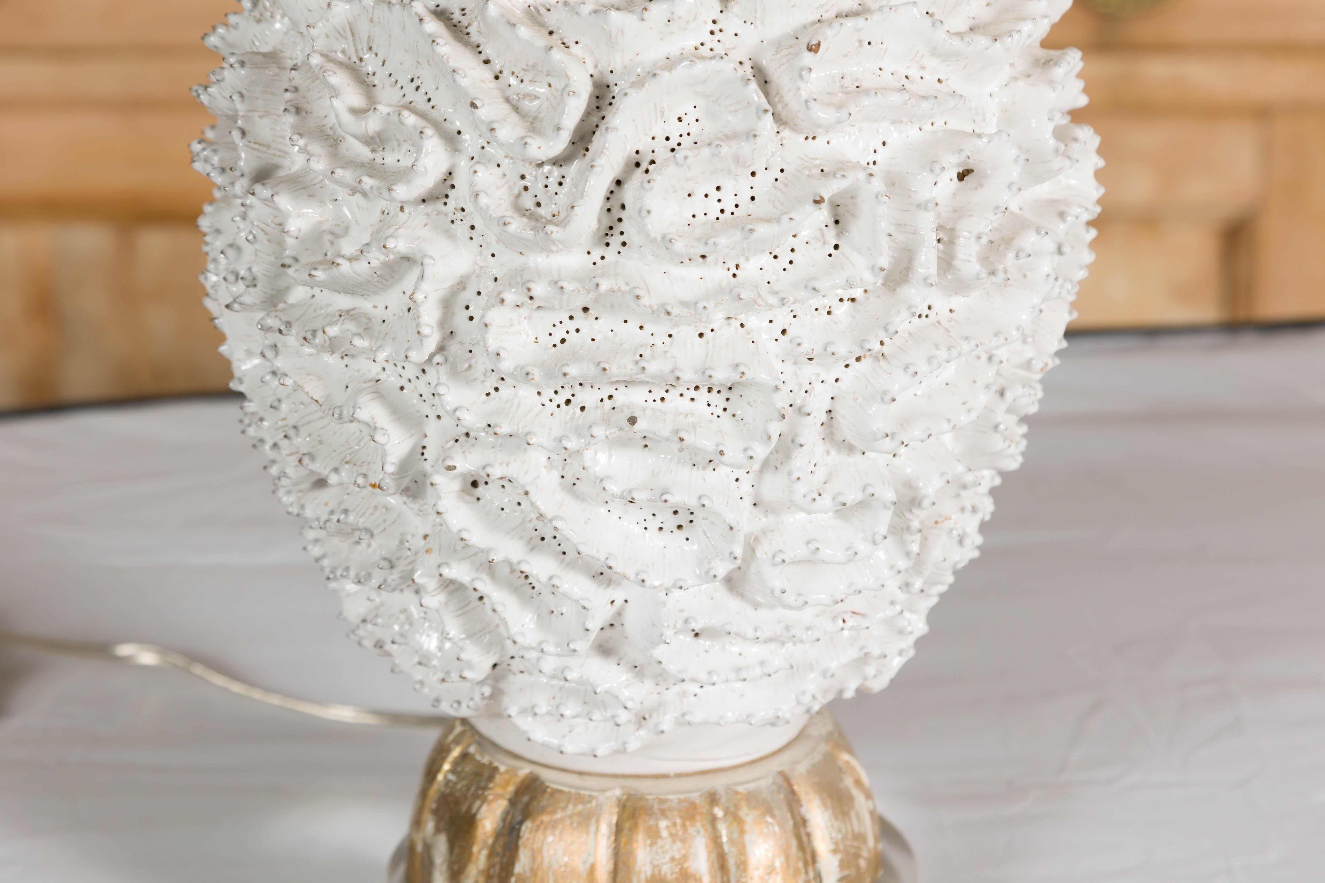Italienische weiße Keramik-Tischlampe aus der Mitte des Jahrhunderts auf Lucite-Sockel, USA verdrahtet (20. Jahrhundert) im Angebot